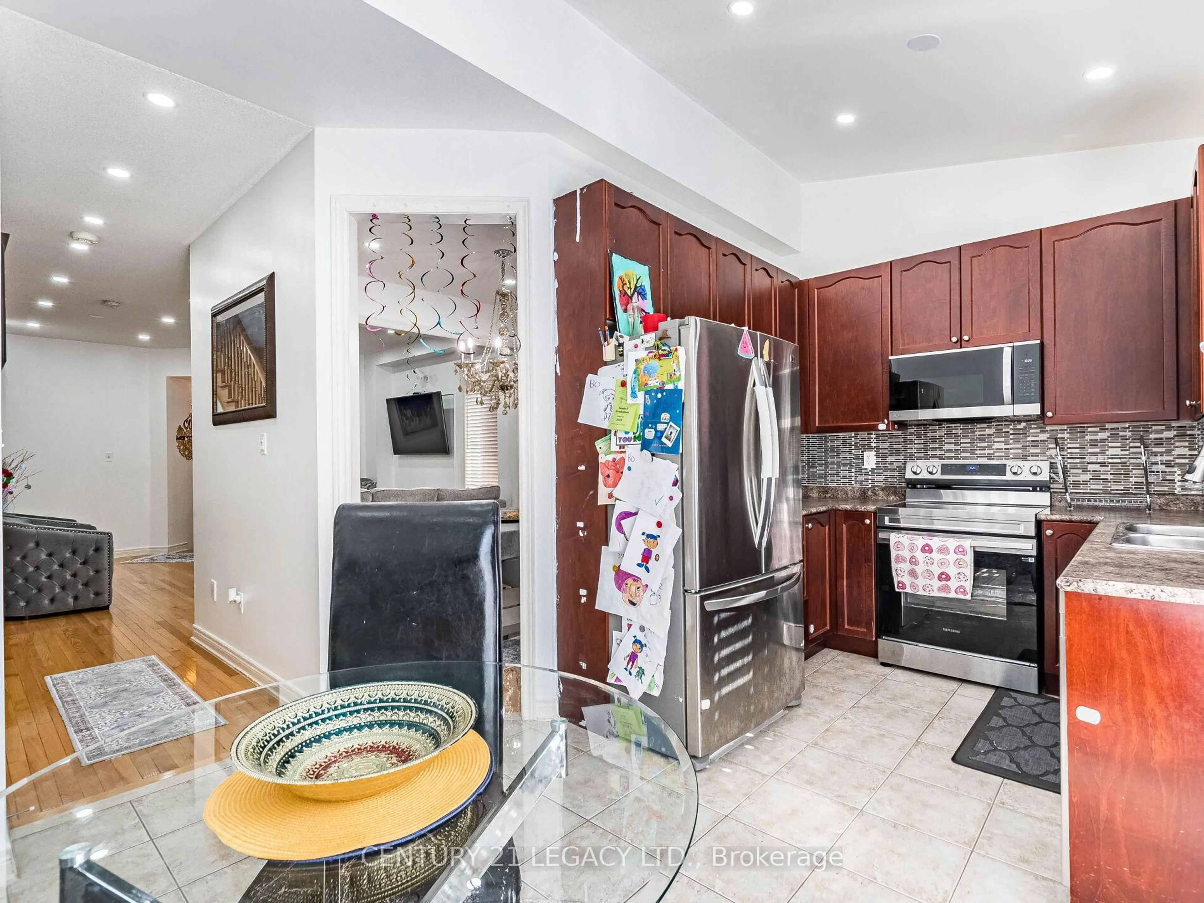 Open concept kitchen, ceramic/tile floor for 674 Coach Dr, Mississauga Ontario L5R 0C6