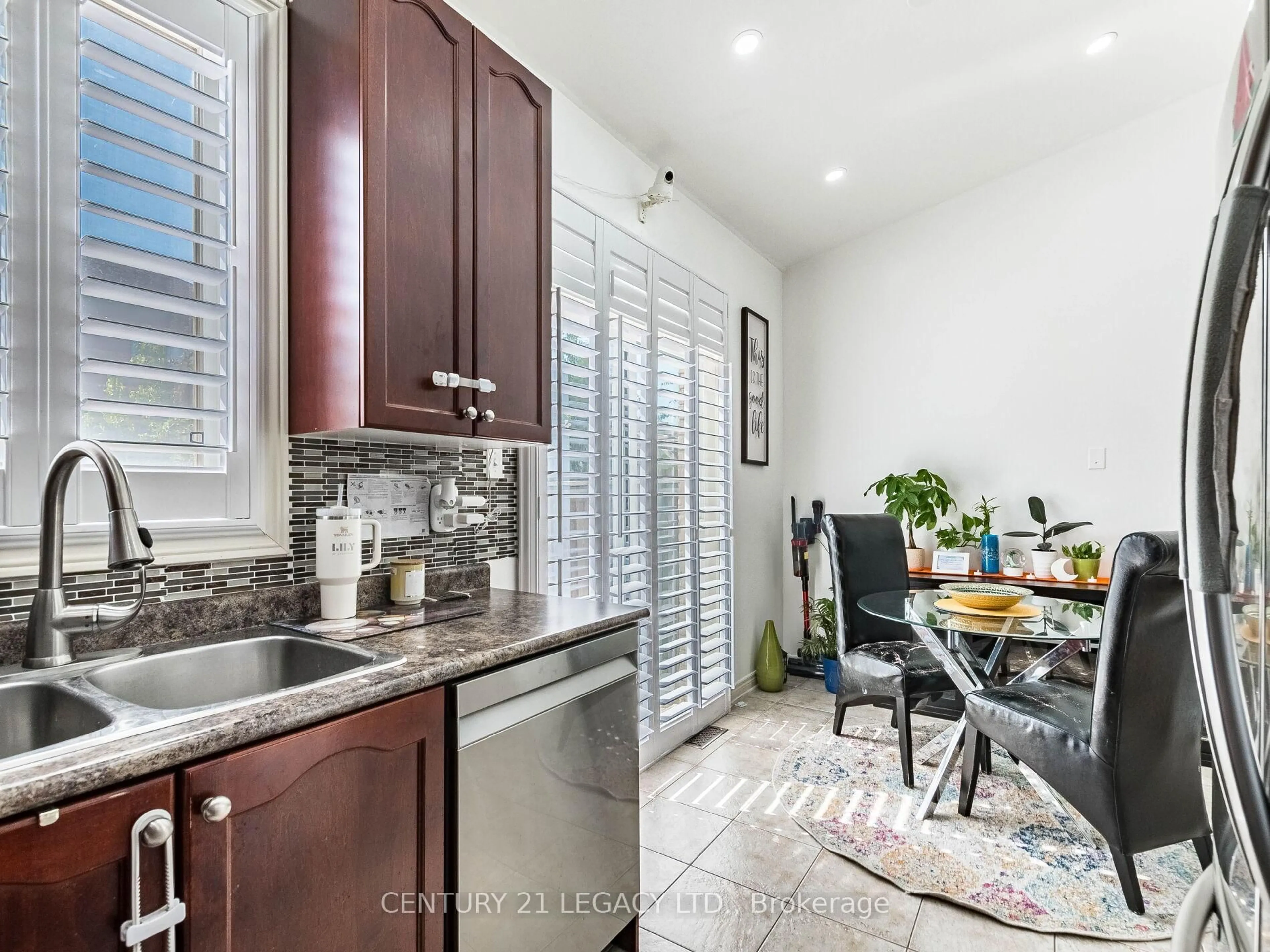 Open concept kitchen, ceramic/tile floor for 674 Coach Dr, Mississauga Ontario L5R 0C6