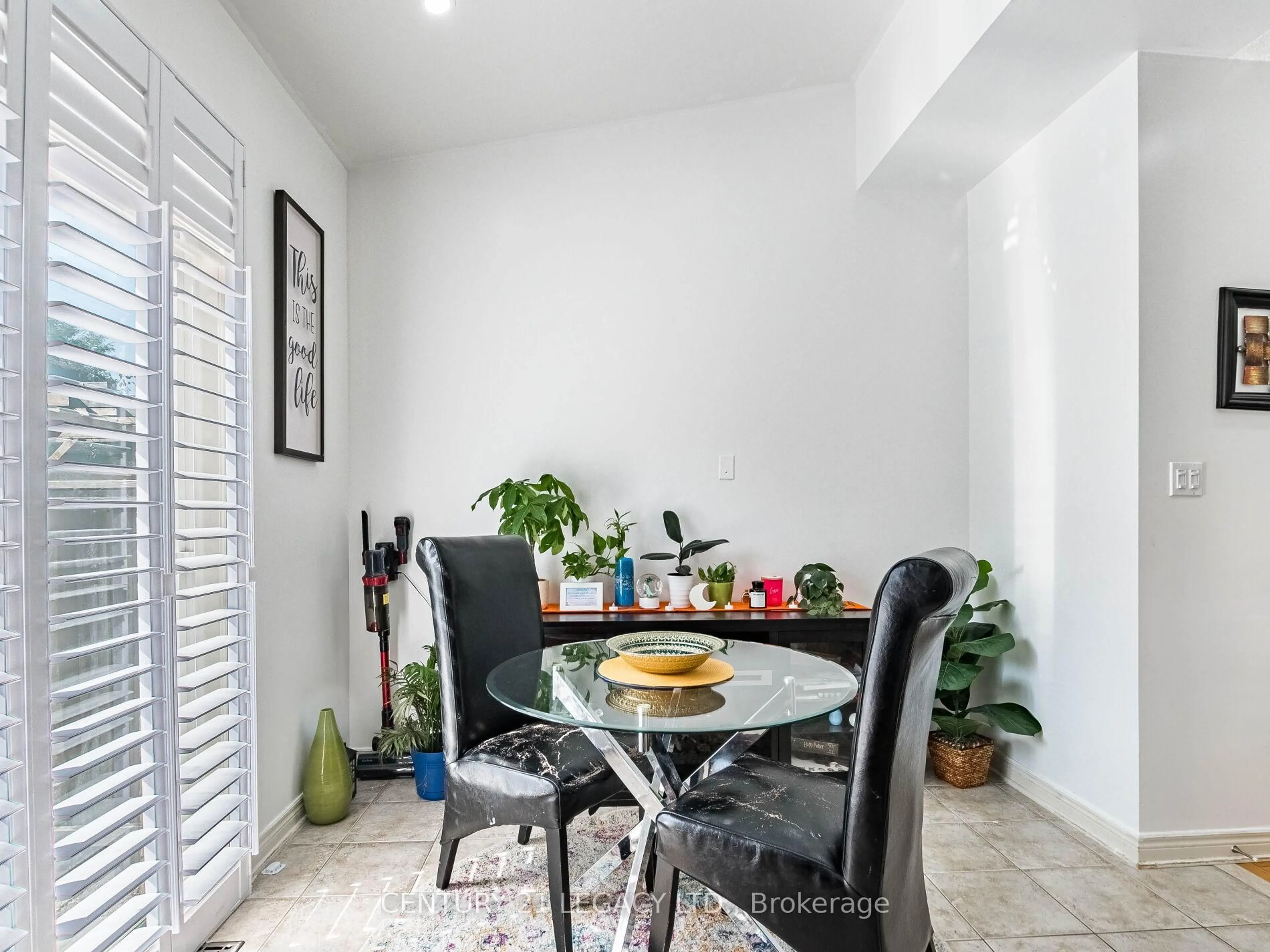 Dining room, ceramic/tile floor for 674 Coach Dr, Mississauga Ontario L5R 0C6