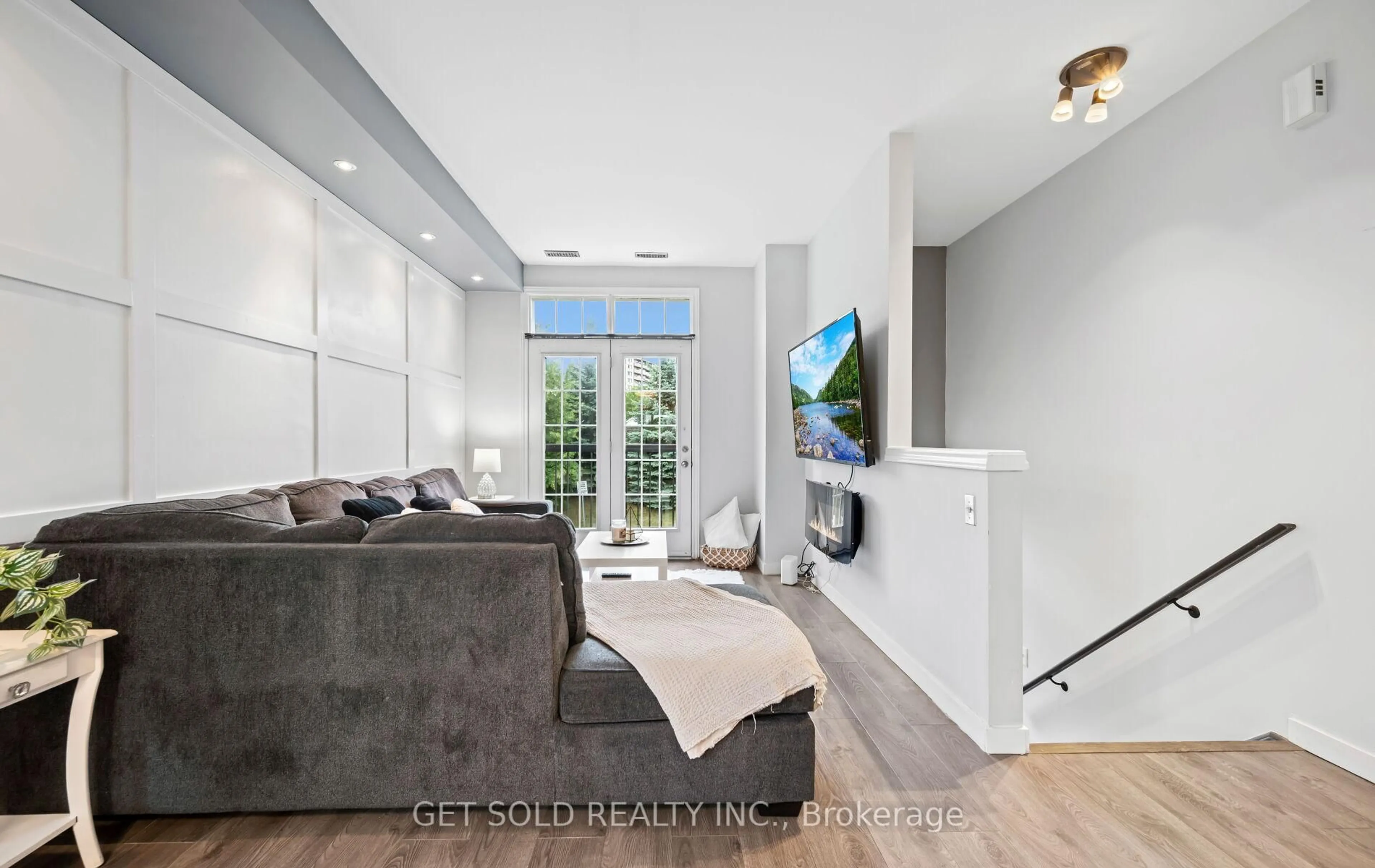Unknown for 73 Piggott Mews, Toronto Ontario M9N 0A7