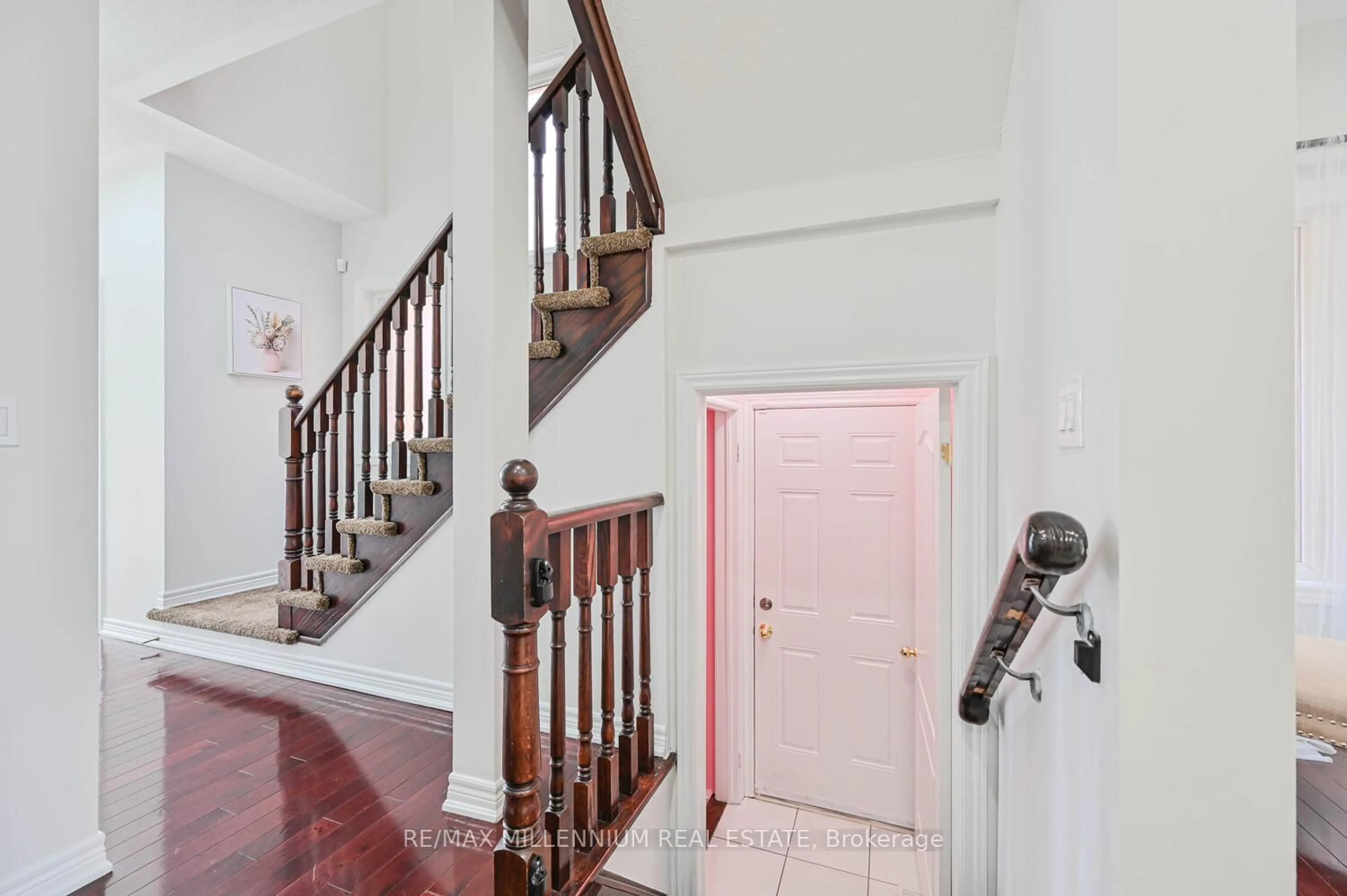 Indoor foyer for 56 Attview Cres, Brampton Ontario L6P 2R5