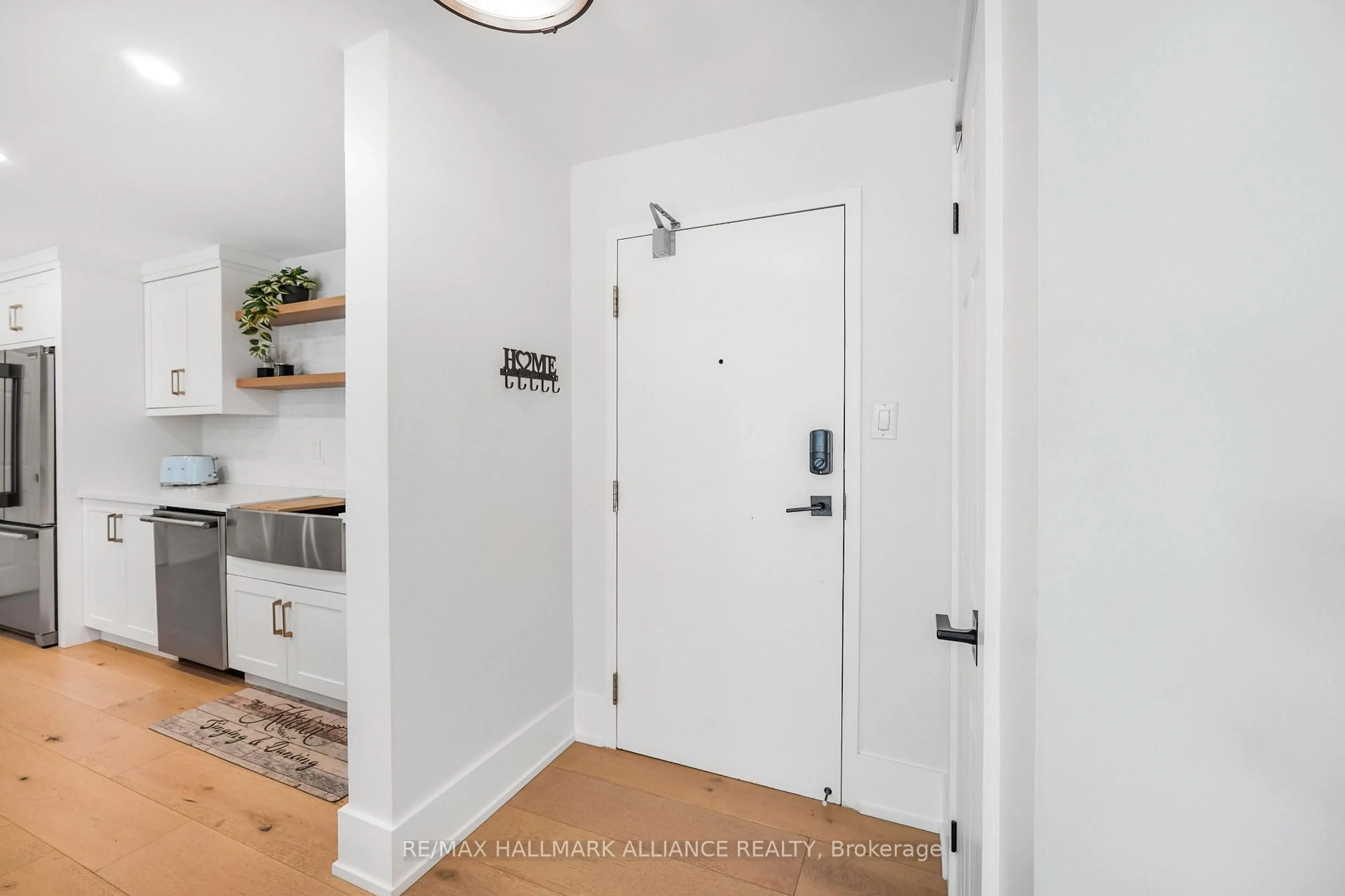 Indoor entryway for 2121 Lakeshore Rd #205, Burlington Ontario L7R 4Z4