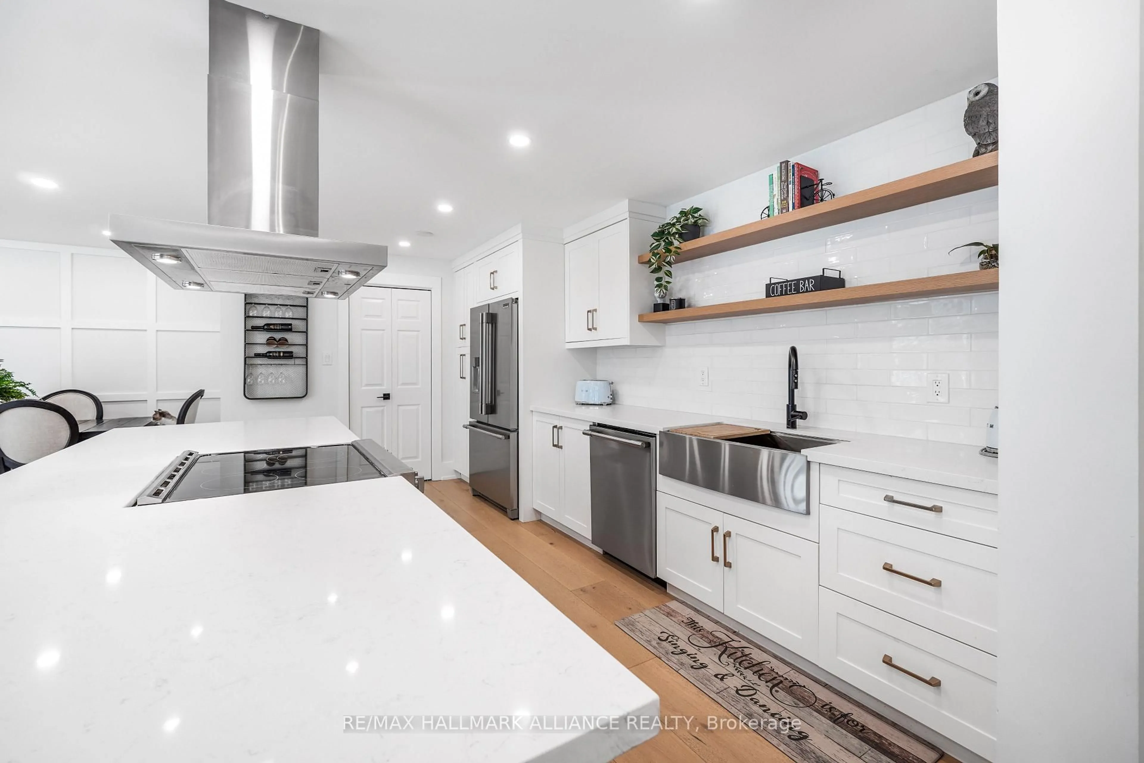 Contemporary kitchen, unknown for 2121 Lakeshore Rd #205, Burlington Ontario L7R 4Z4