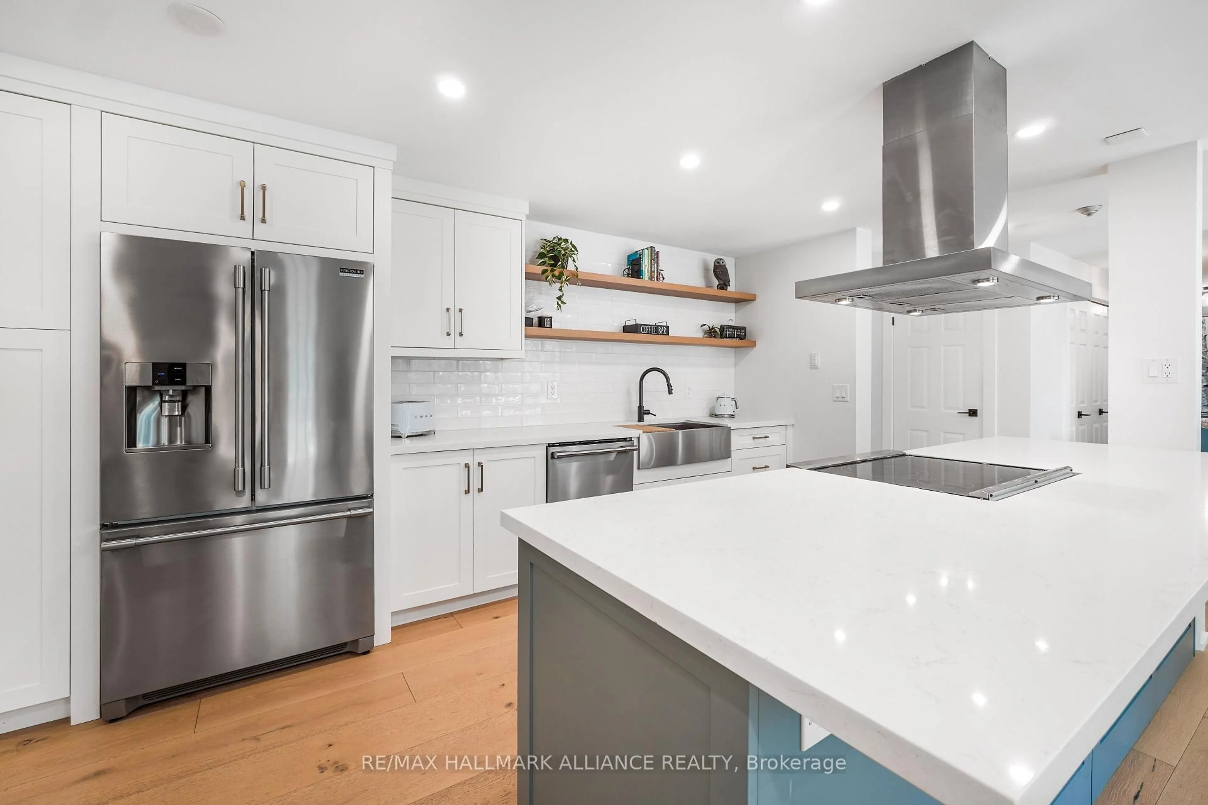 Contemporary kitchen, unknown for 2121 Lakeshore Rd #205, Burlington Ontario L7R 4Z4