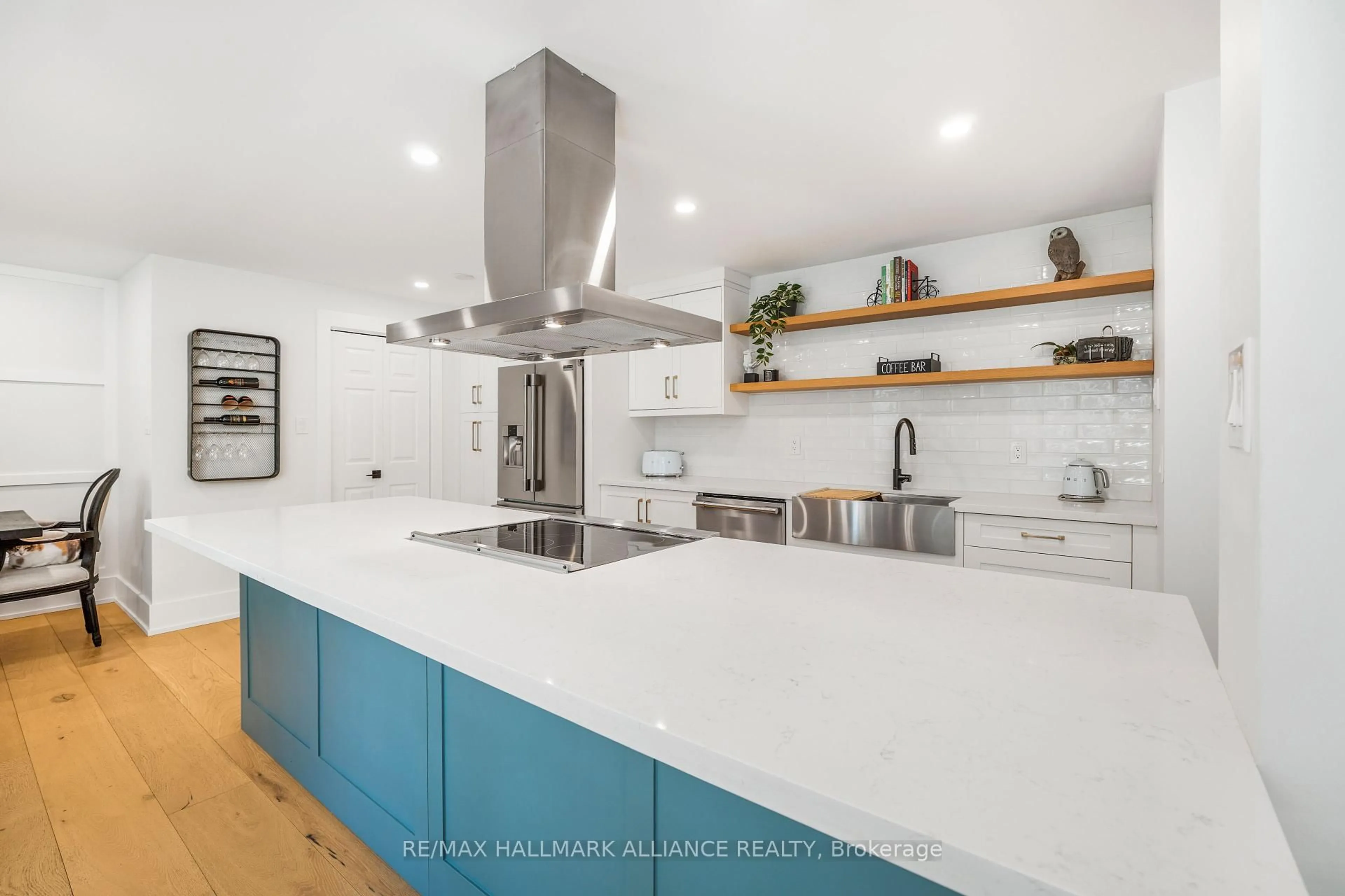 Contemporary kitchen, unknown for 2121 Lakeshore Rd #205, Burlington Ontario L7R 4Z4
