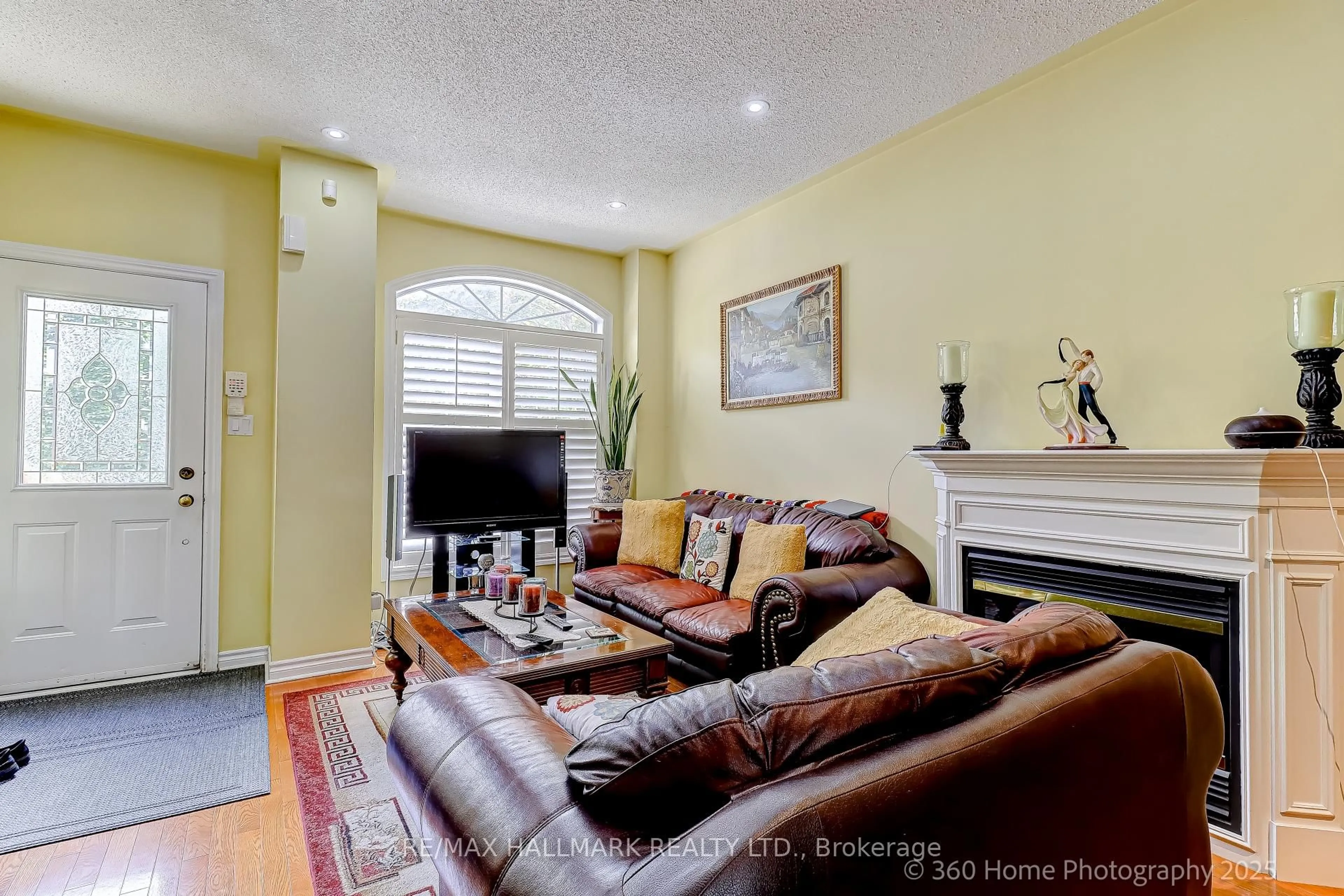 Living room with furniture, unknown for 188 Rankin Cres, Toronto Ontario M6P 4H9