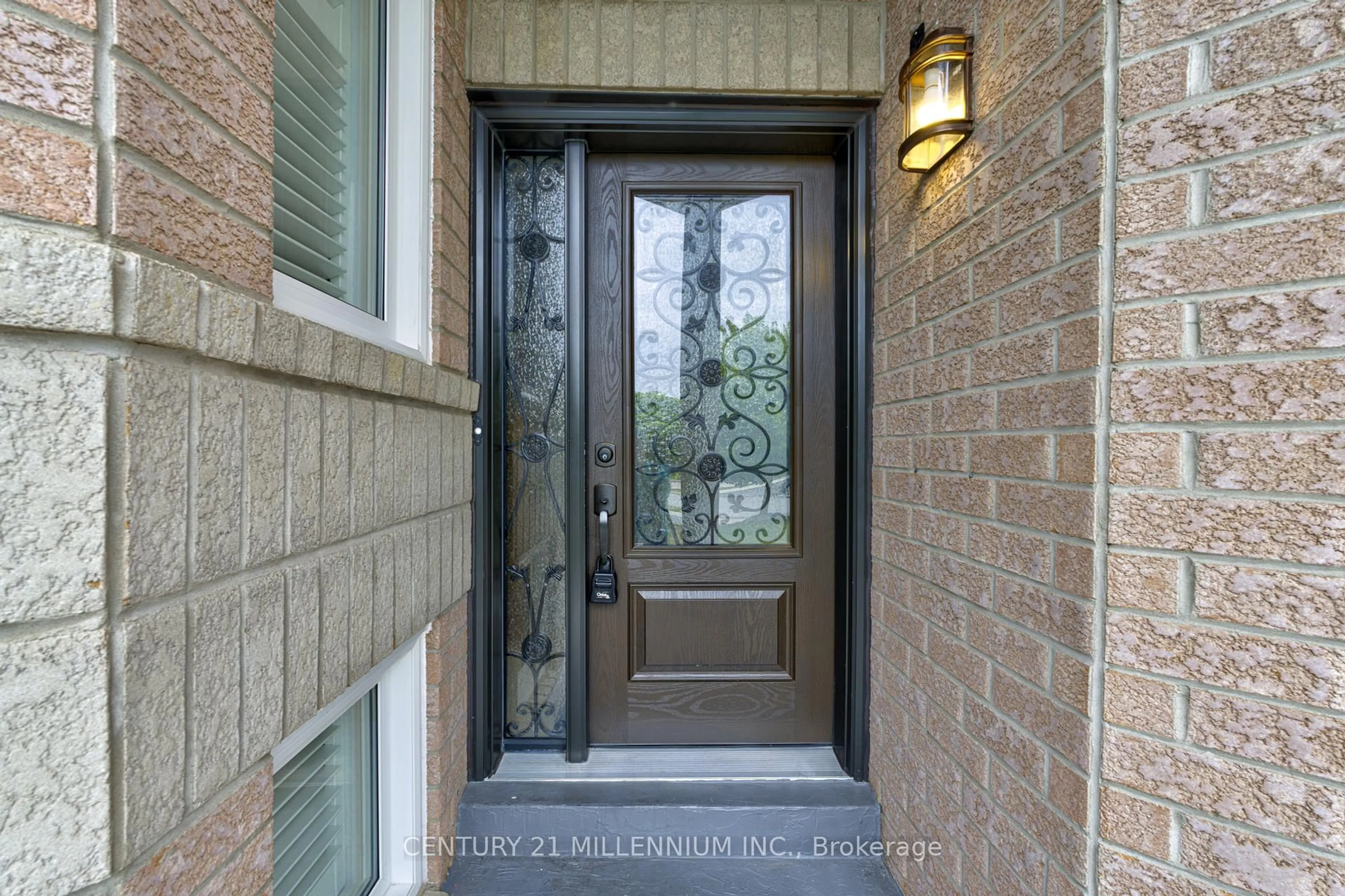 Indoor entryway for 26 Suncrest Dr, Brampton Ontario L6X 4L5