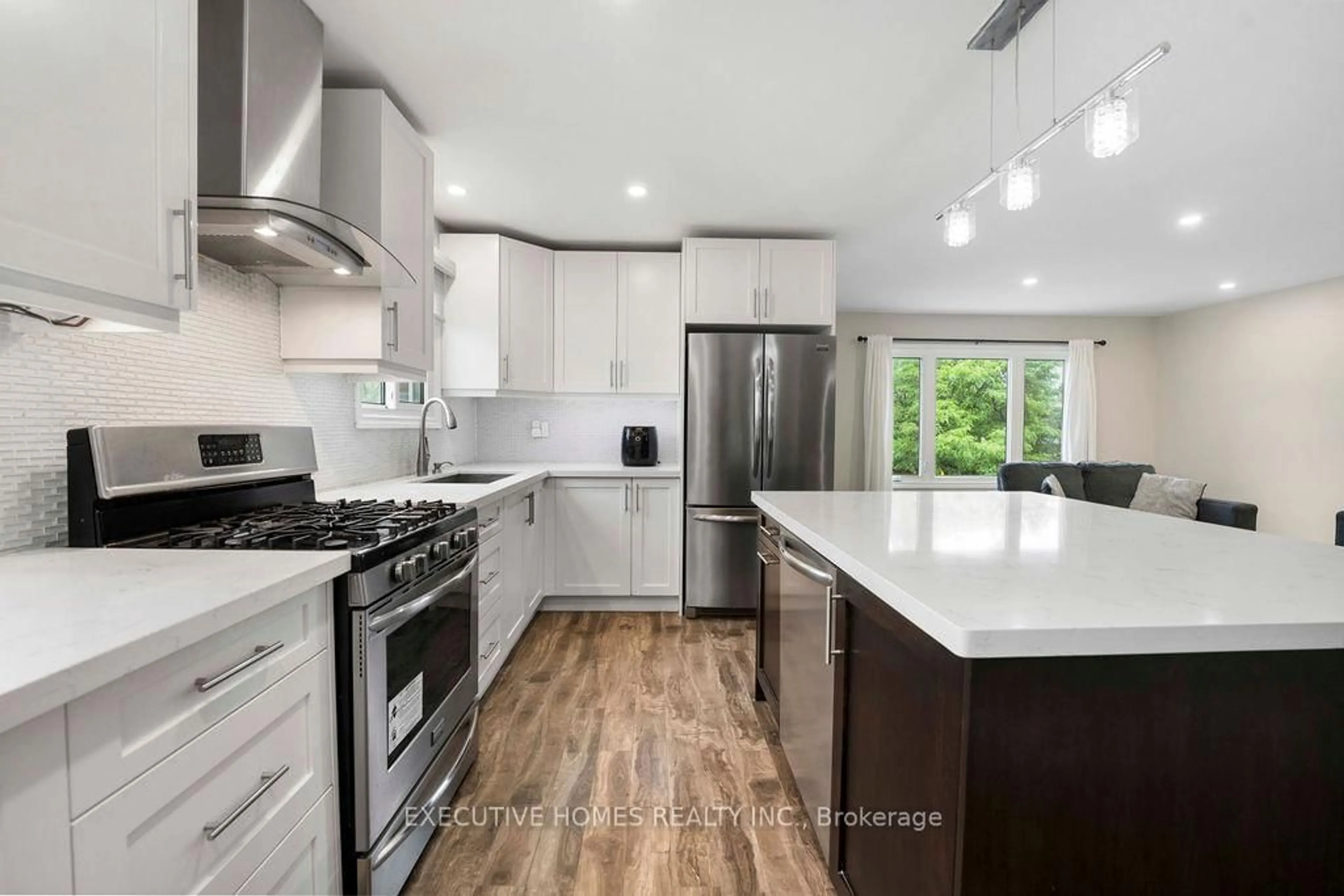 Contemporary kitchen, unknown for 140 Weybridge Tr, Brampton Ontario L6V 3W2