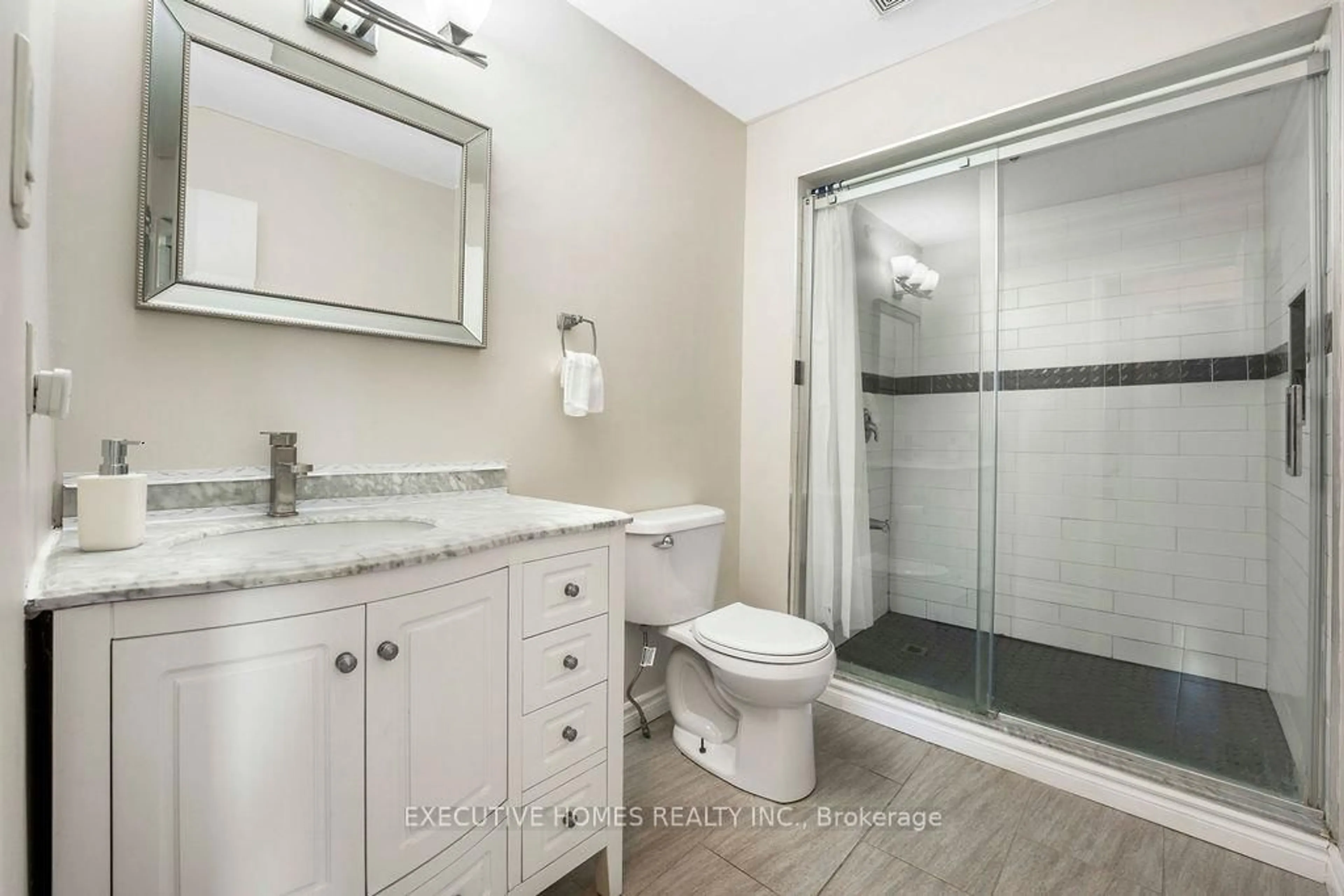 Standard bathroom, ceramic/tile floor for 140 Weybridge Tr, Brampton Ontario L6V 3W2