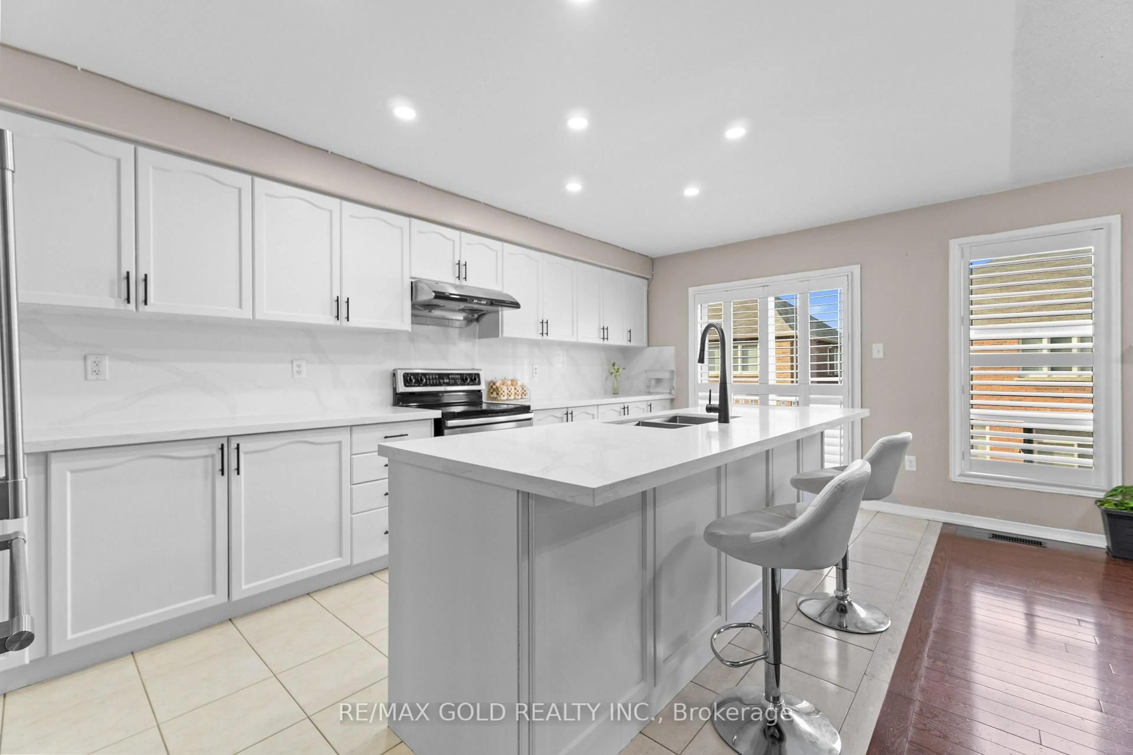 Open concept kitchen, ceramic/tile floor for 72 Newington Cres, Brampton Ontario L6P 3G1