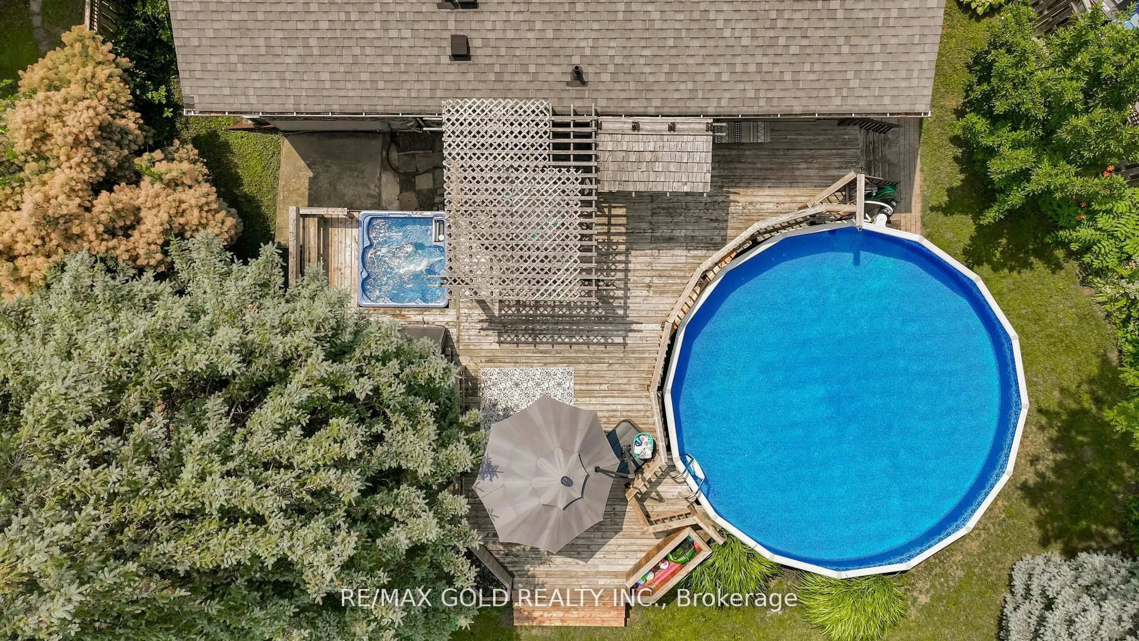 A pic from outside/outdoor area/front of a property/back of a property/a pic from drone, water/lake/river/ocean view for 23 Edgebrook Cres, Brampton Ontario L6T 1Y6