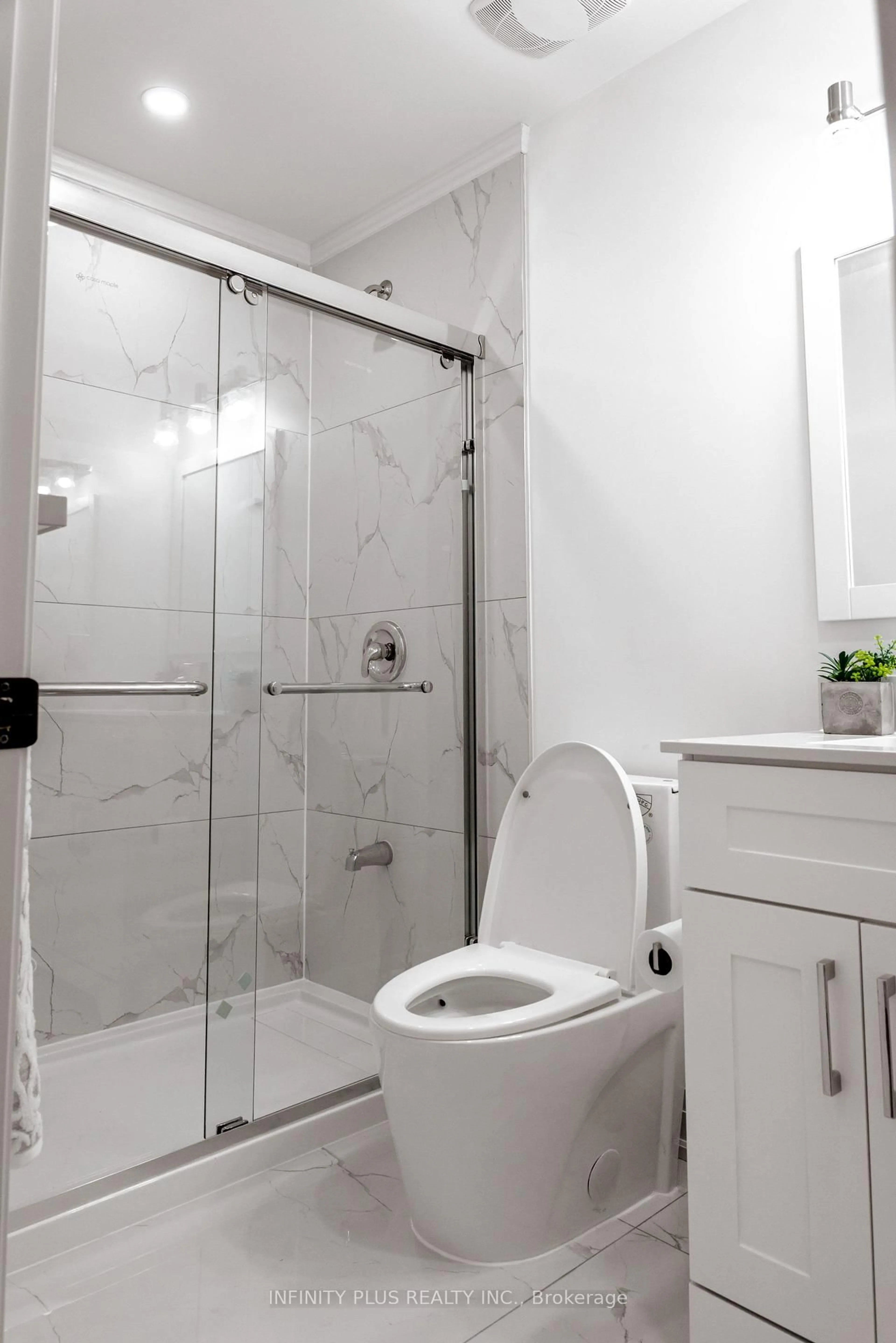 Standard bathroom, ceramic/tile floor for 31 Autumn Blvd, Brampton Ontario L6T 2V3