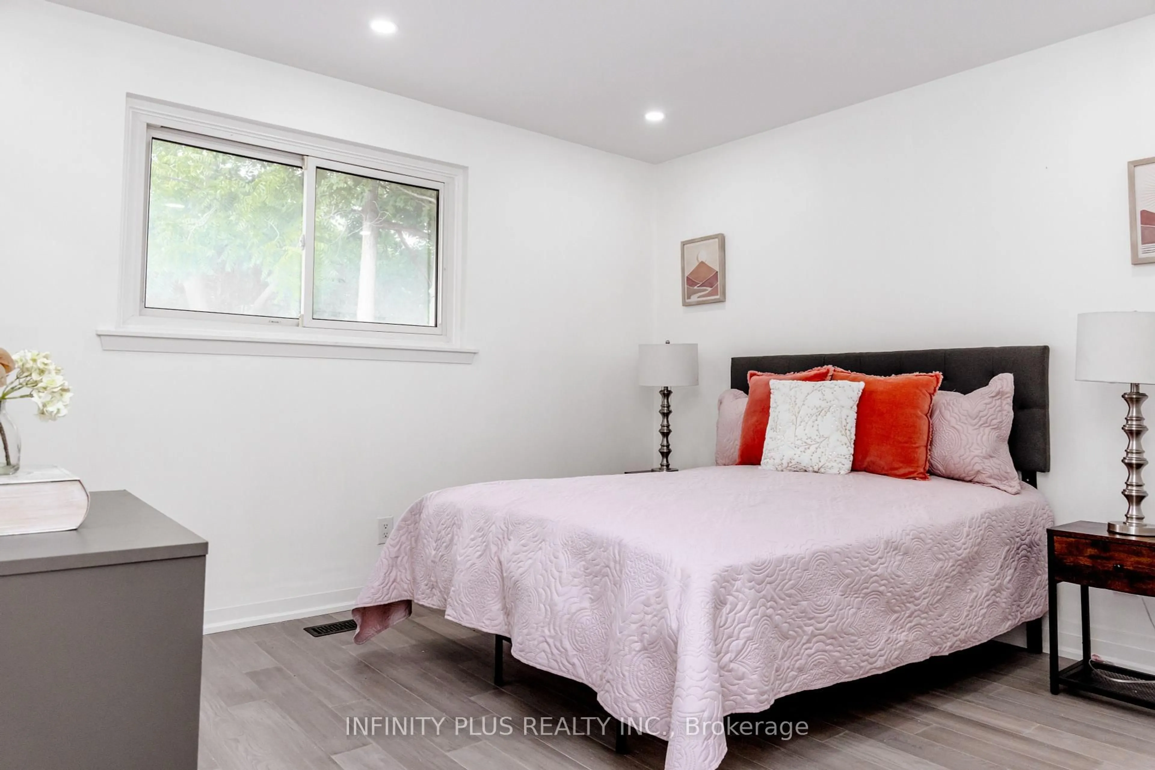 Bedroom with bed, unknown for 31 Autumn Blvd, Brampton Ontario L6T 2V3