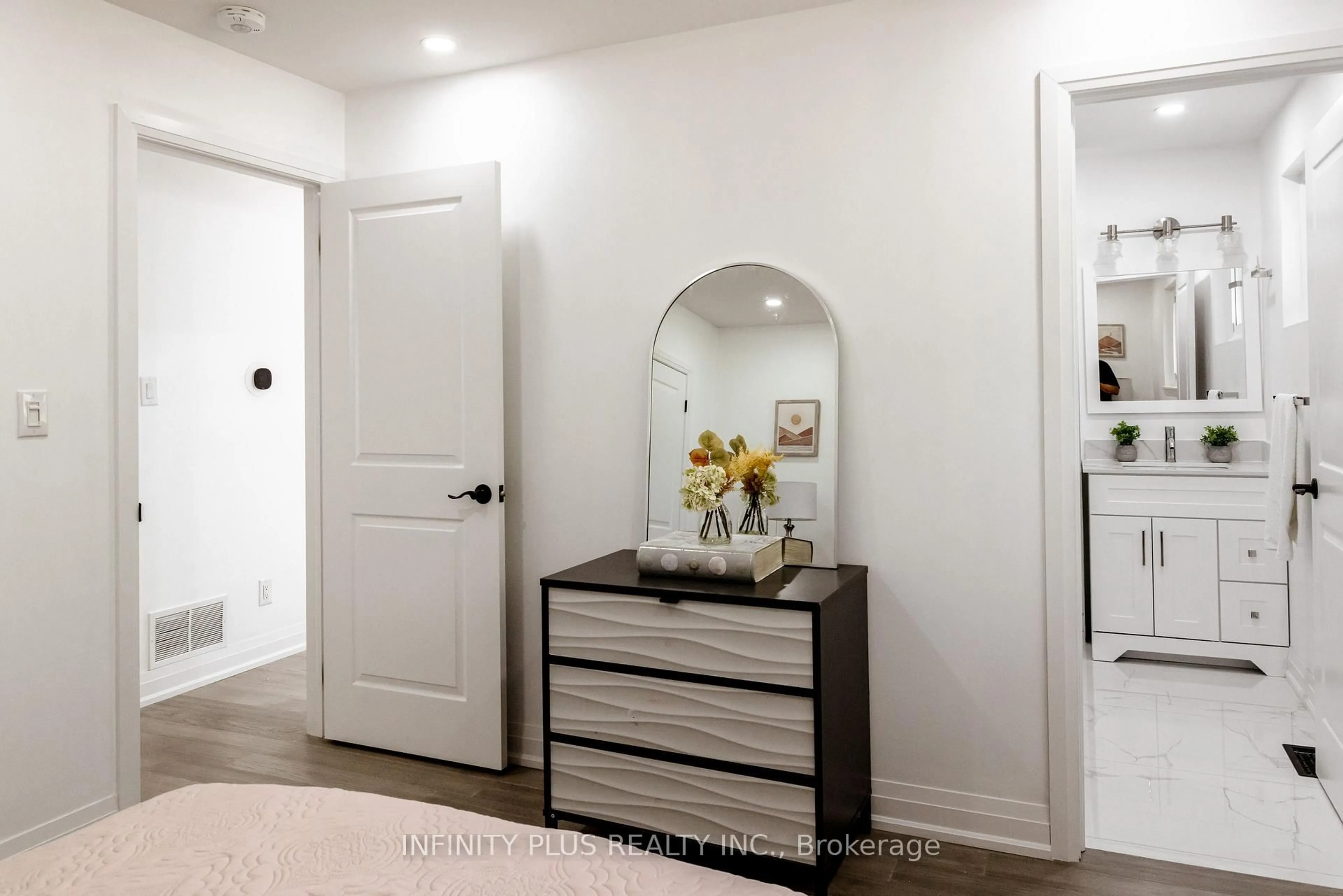 Indoor entryway for 31 Autumn Blvd, Brampton Ontario L6T 2V3