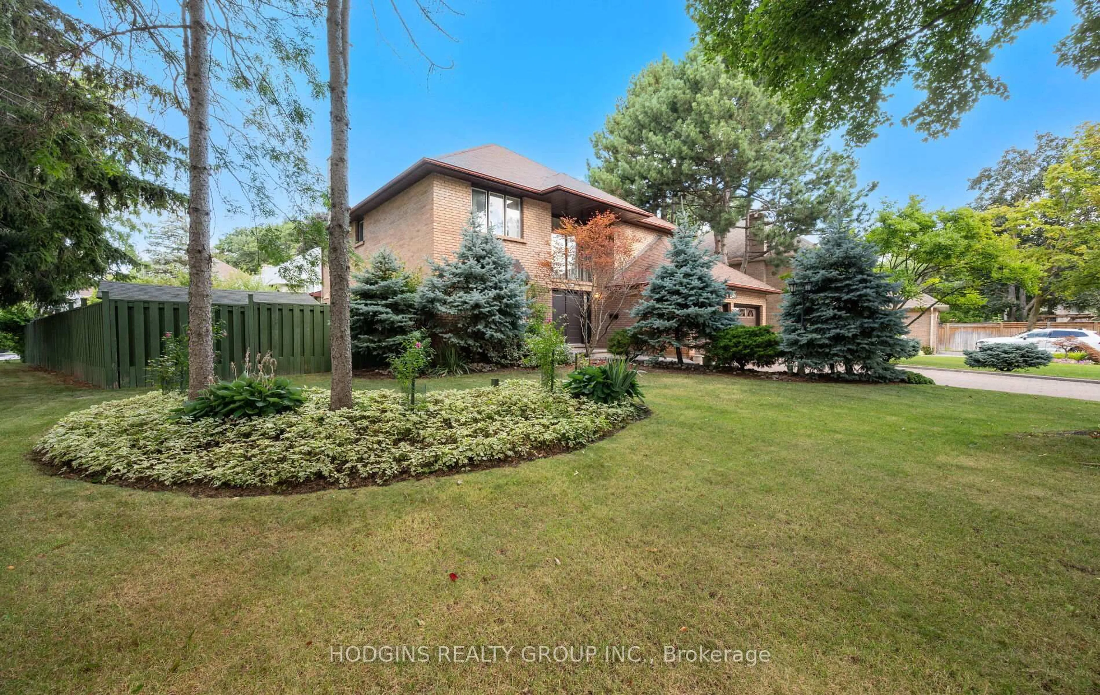 A pic from outside/outdoor area/front of a property/back of a property/a pic from drone, street for 4053 Cabot Tr, Mississauga Ontario L5L 3K2