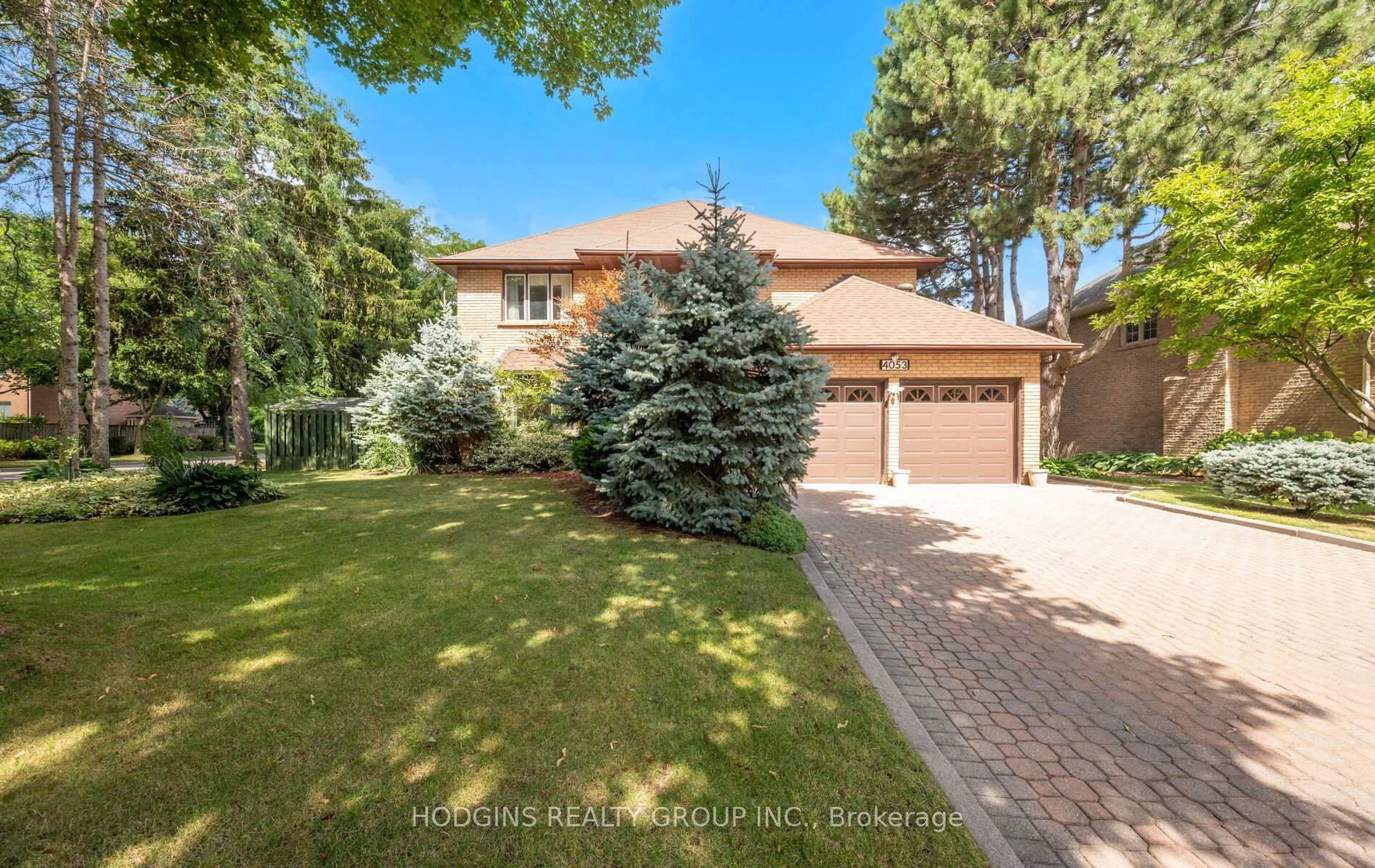 A pic from outside/outdoor area/front of a property/back of a property/a pic from drone, street for 4053 Cabot Tr, Mississauga Ontario L5L 3K2