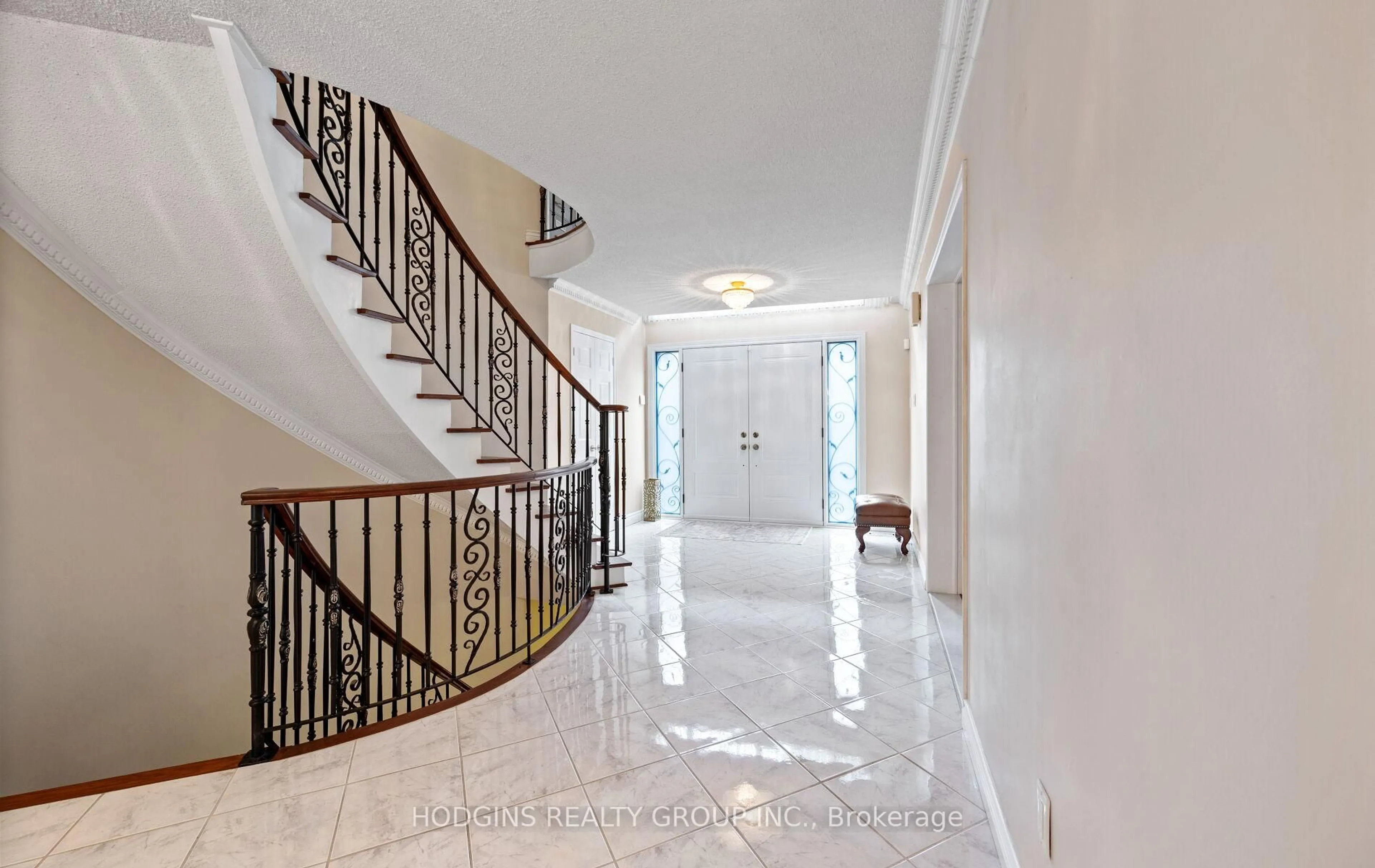 Indoor foyer for 4053 Cabot Tr, Mississauga Ontario L5L 3K2