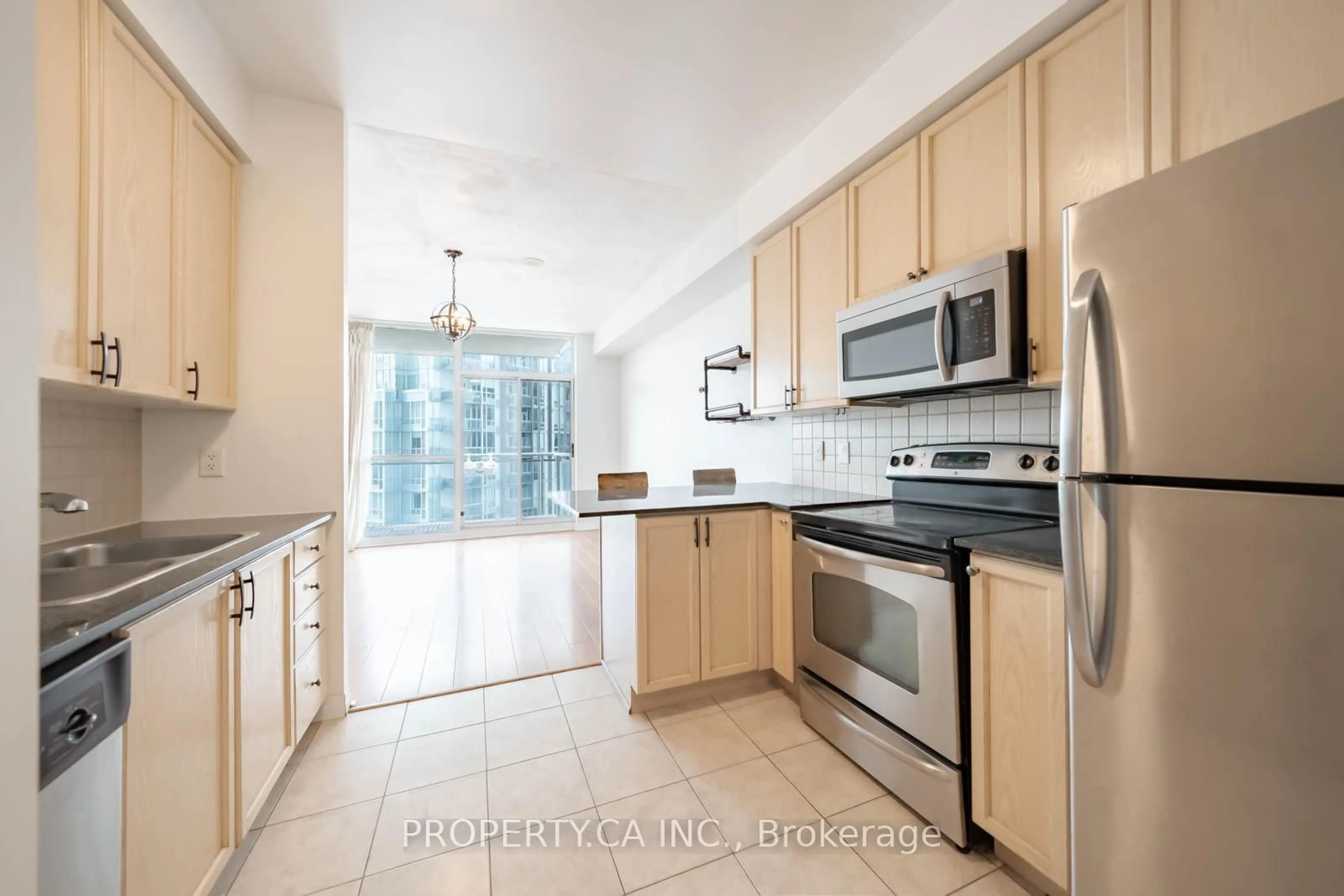Standard kitchen, ceramic/tile floor for 225 Webb Dr #3003, Mississauga Ontario L5B 4P2