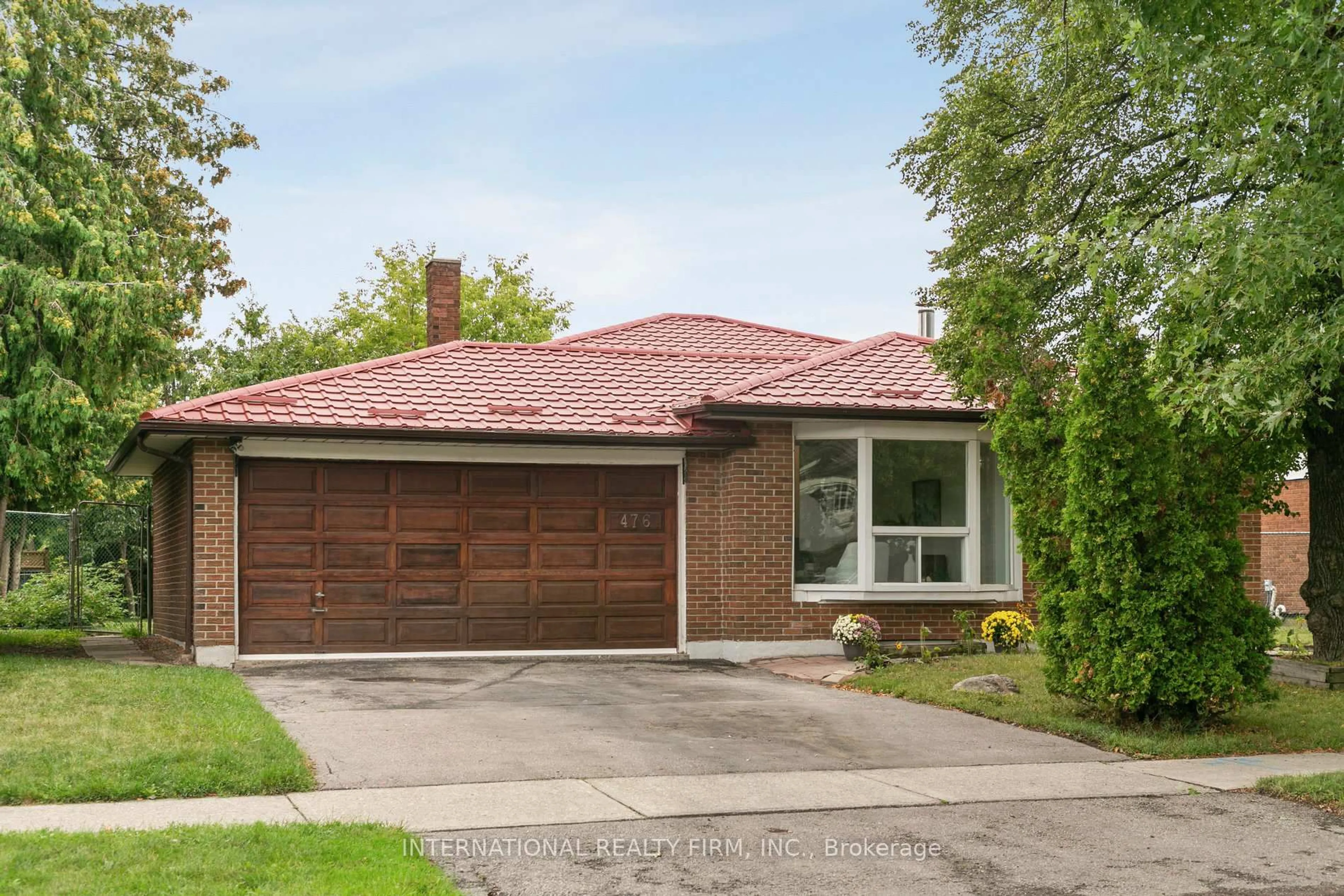Home with brick exterior material, street for 476 Lolita Gdns, Mississauga Ontario L5A 2B2
