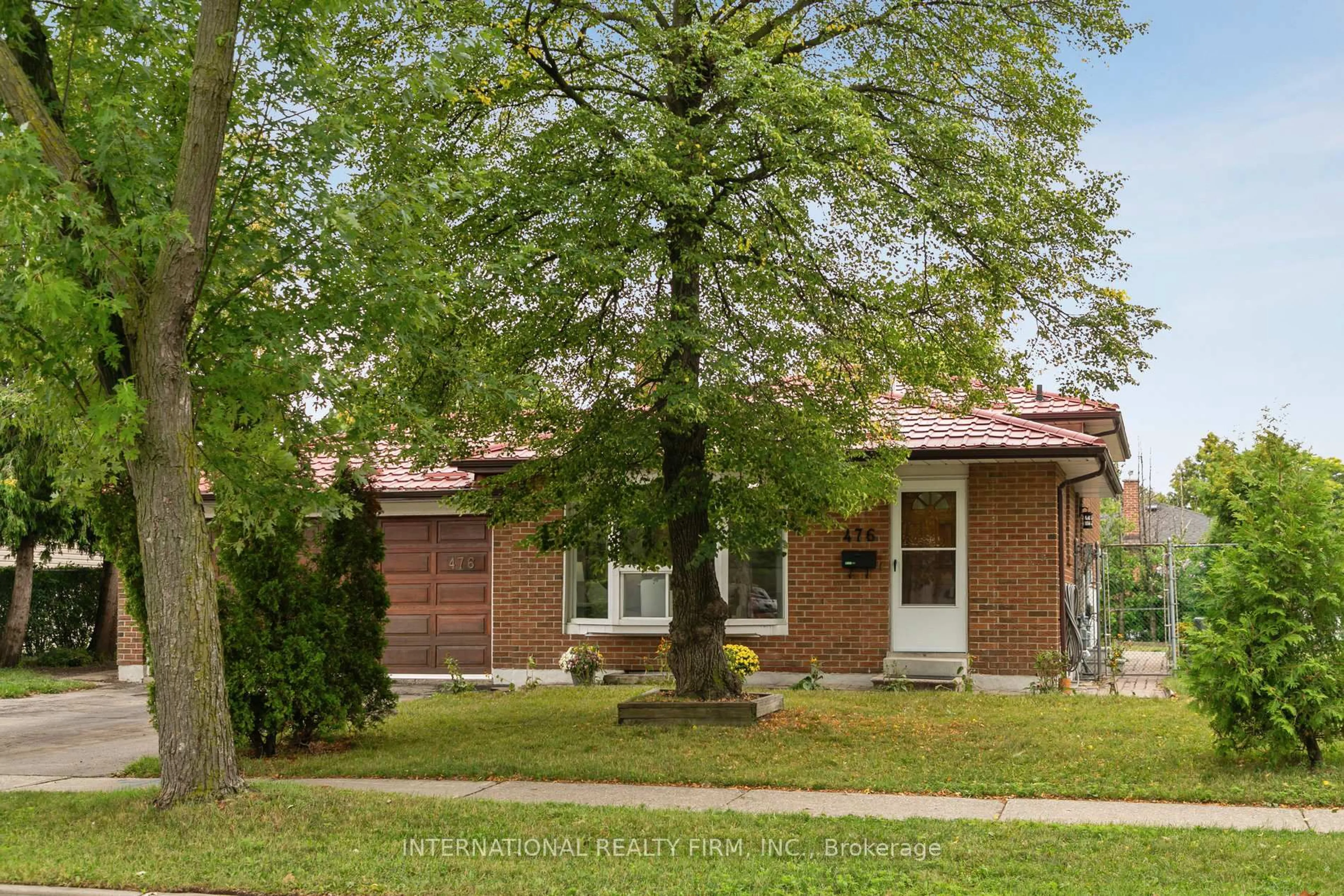 Home with brick exterior material, street for 476 Lolita Gdns, Mississauga Ontario L5A 2B2
