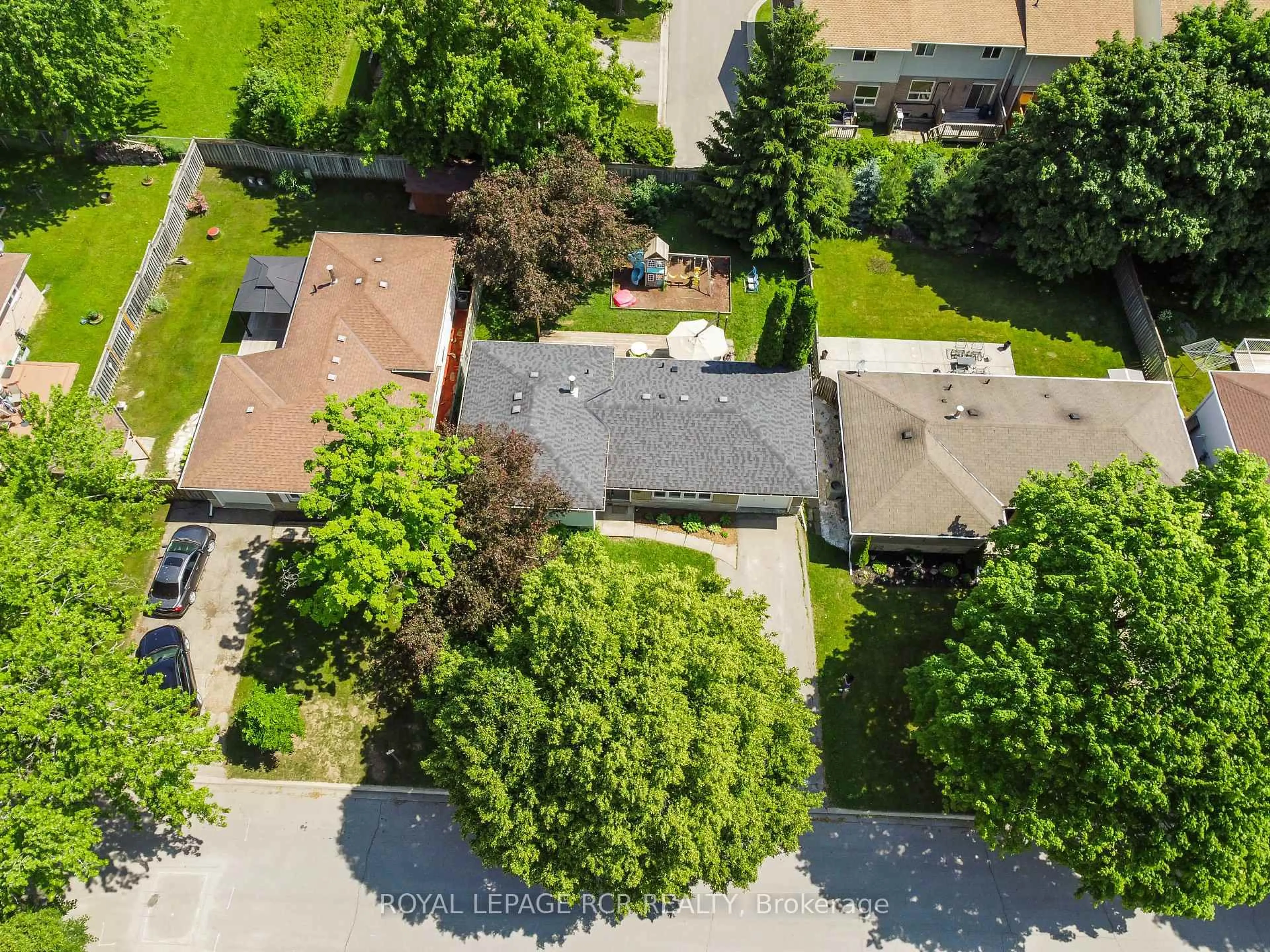A pic from outside/outdoor area/front of a property/back of a property/a pic from drone, street for 23 Highland Dr, Orangeville Ontario L9W 2Y2