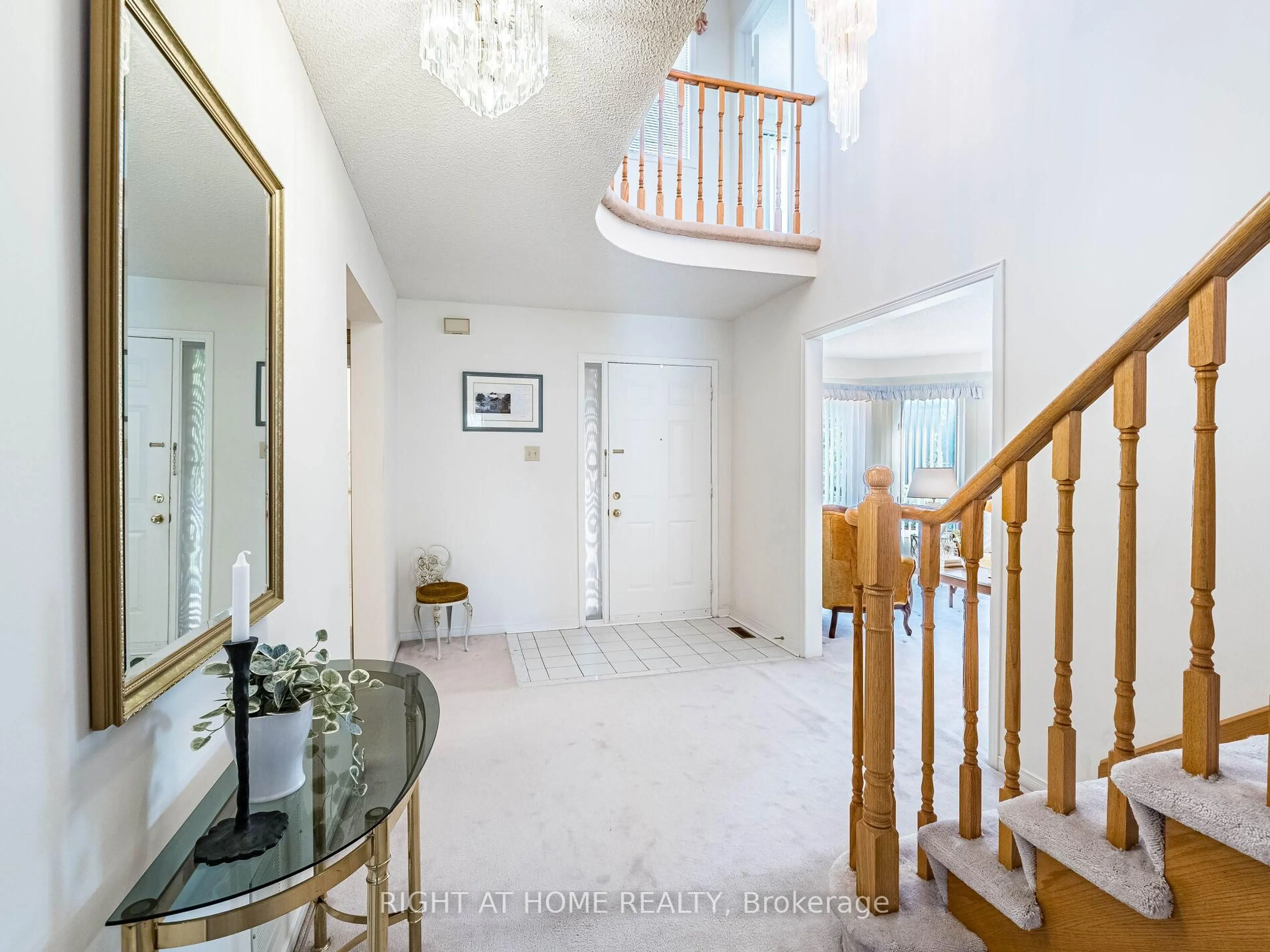Indoor foyer for 56 Cannon Cres, Brampton Ontario L6Y 4L7