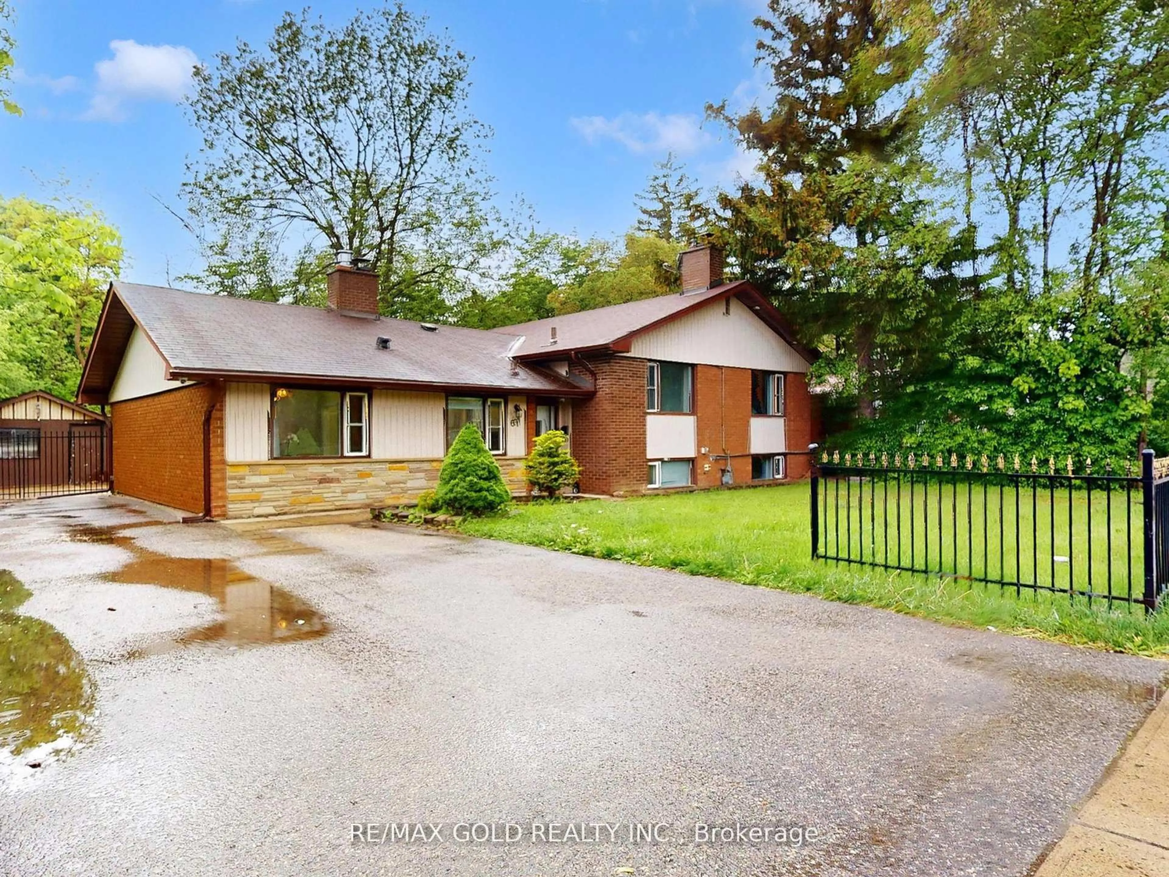 Home with brick exterior material, street for 61 Centre St, Brampton Ontario L6V 1T1