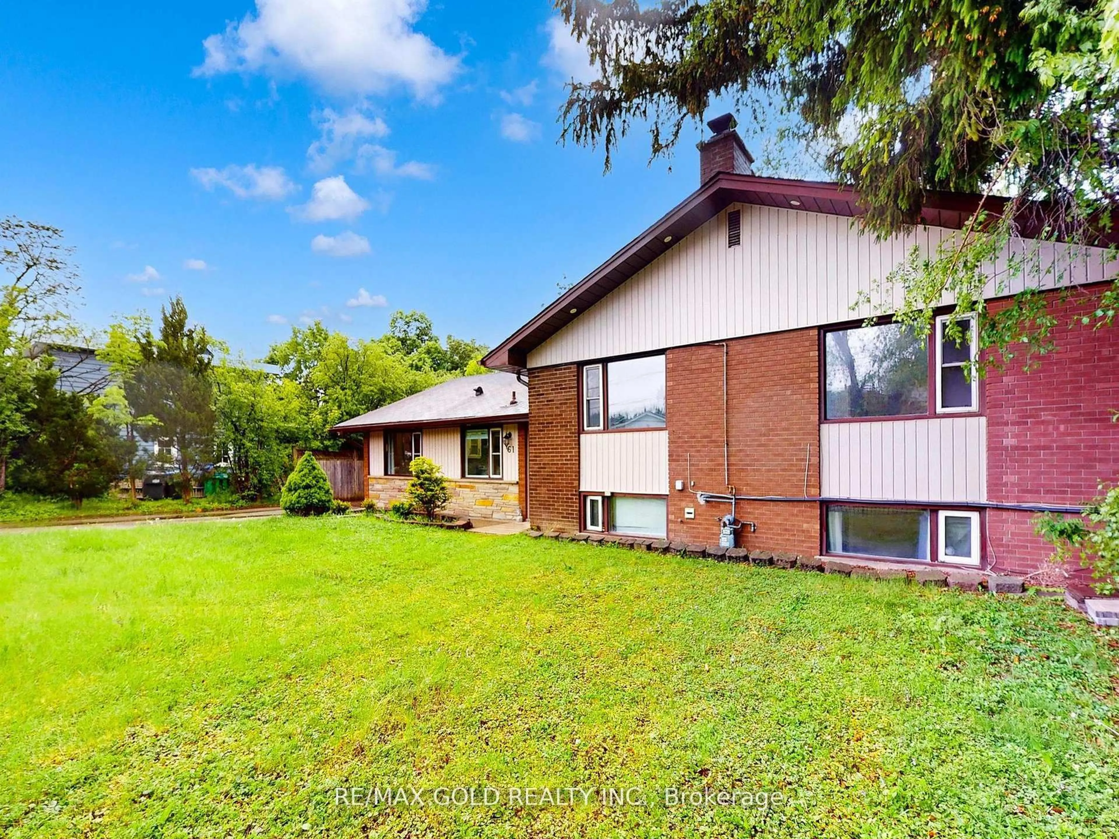 A pic from outside/outdoor area/front of a property/back of a property/a pic from drone, unknown for 61 Centre St, Brampton Ontario L6V 1T1