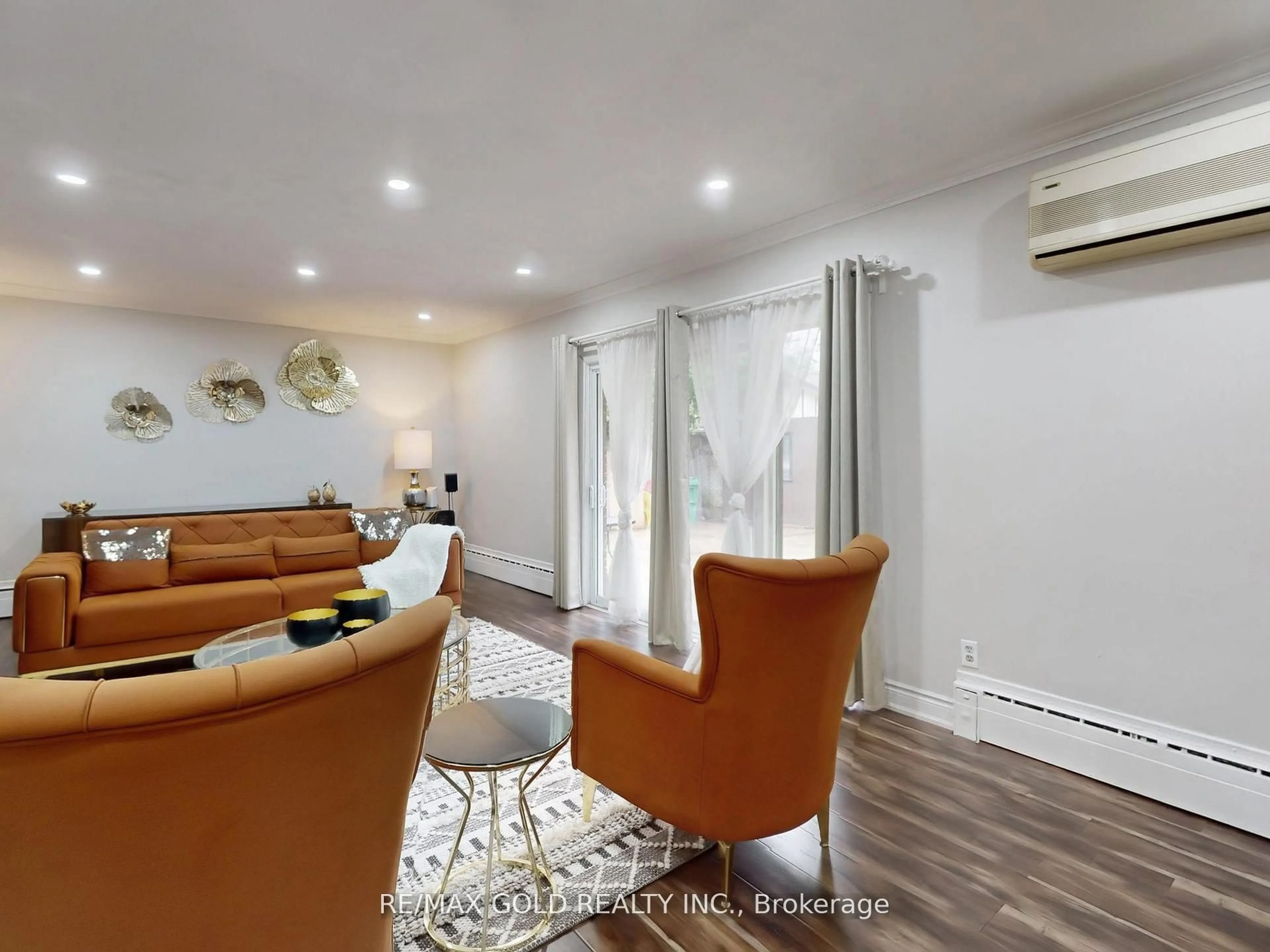 Living room with furniture, wood/laminate floor for 61 Centre St, Brampton Ontario L6V 1T1