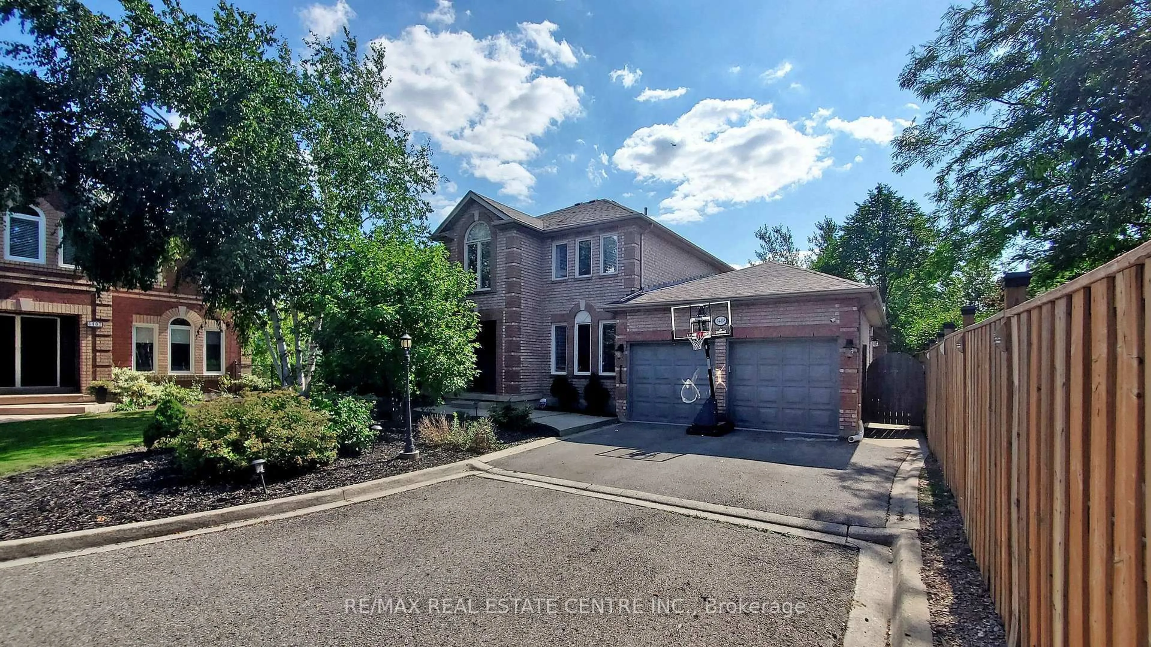 A pic from outside/outdoor area/front of a property/back of a property/a pic from drone, street for 3408 Trelawny Circ, Mississauga Ontario L5N 6N6