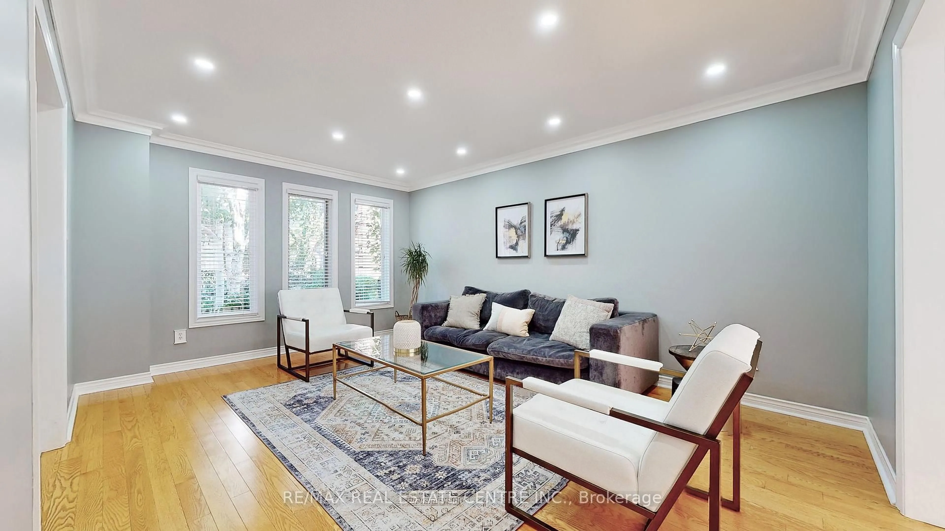 Living room with furniture, wood/laminate floor for 3408 Trelawny Circ, Mississauga Ontario L5N 6N6