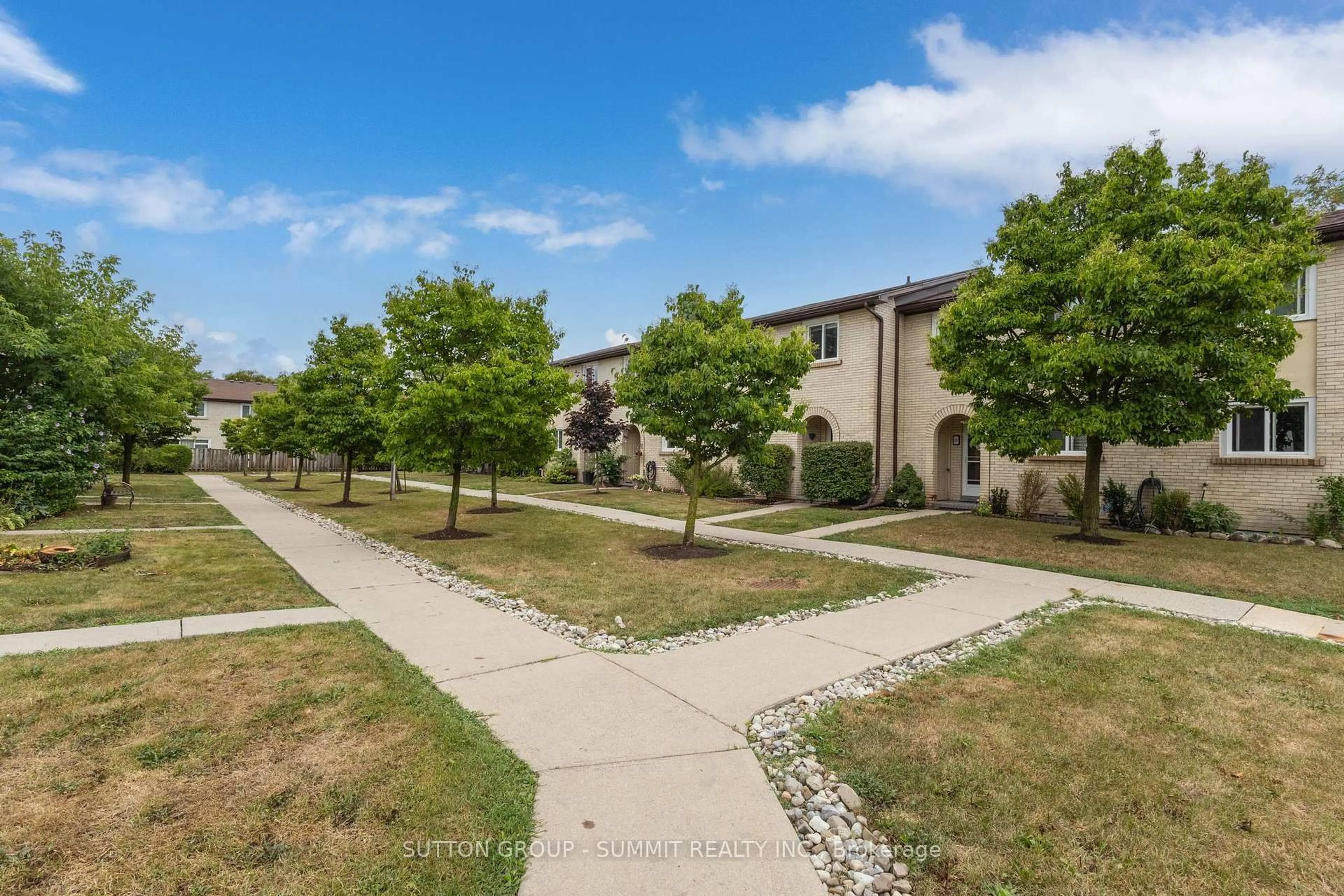 A pic from outside/outdoor area/front of a property/back of a property/a pic from drone, street for 1450 SIXTH Line #17, Oakville Ontario L6H 1X7