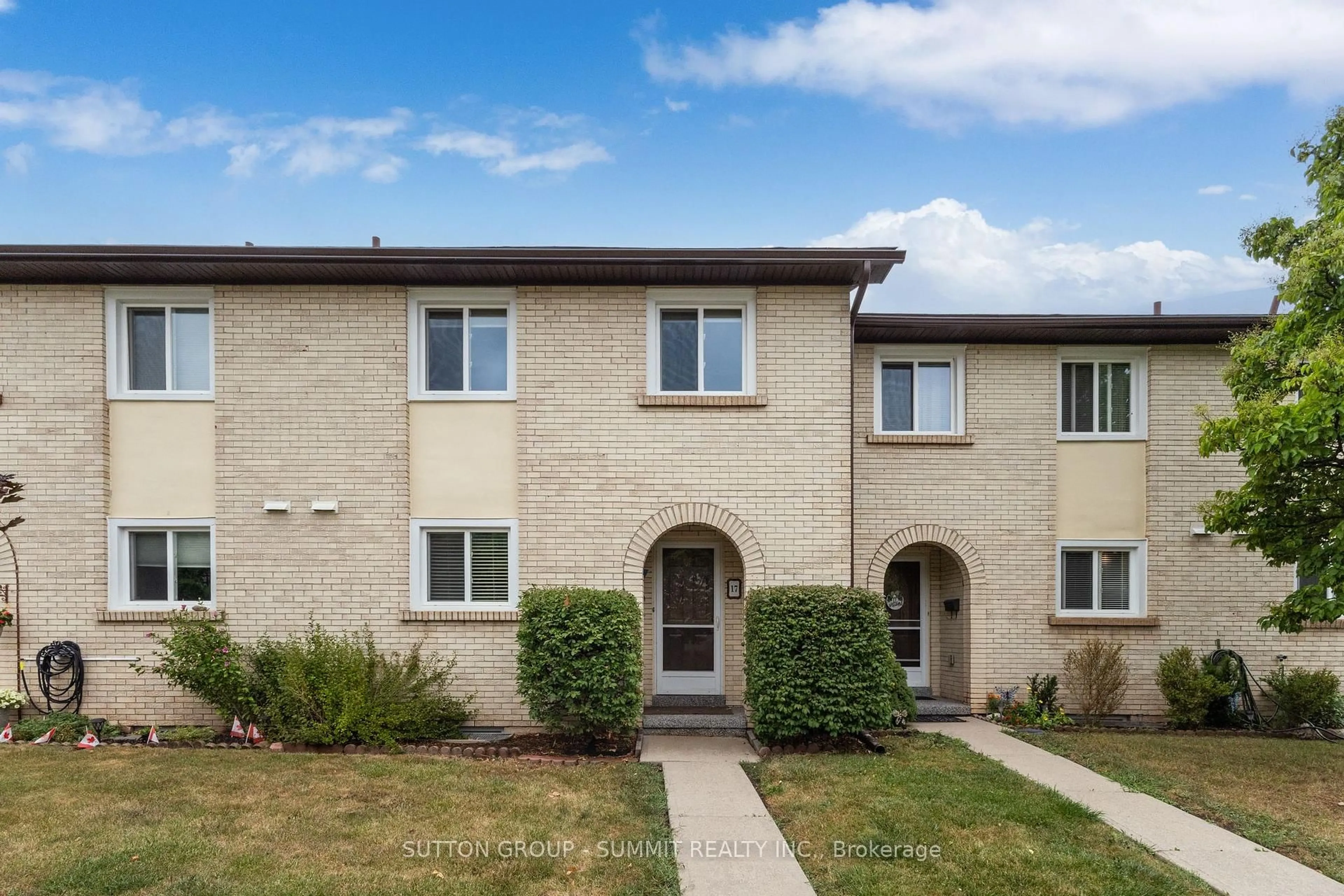 A pic from outside/outdoor area/front of a property/back of a property/a pic from drone, street for 1450 SIXTH Line #17, Oakville Ontario L6H 1X7