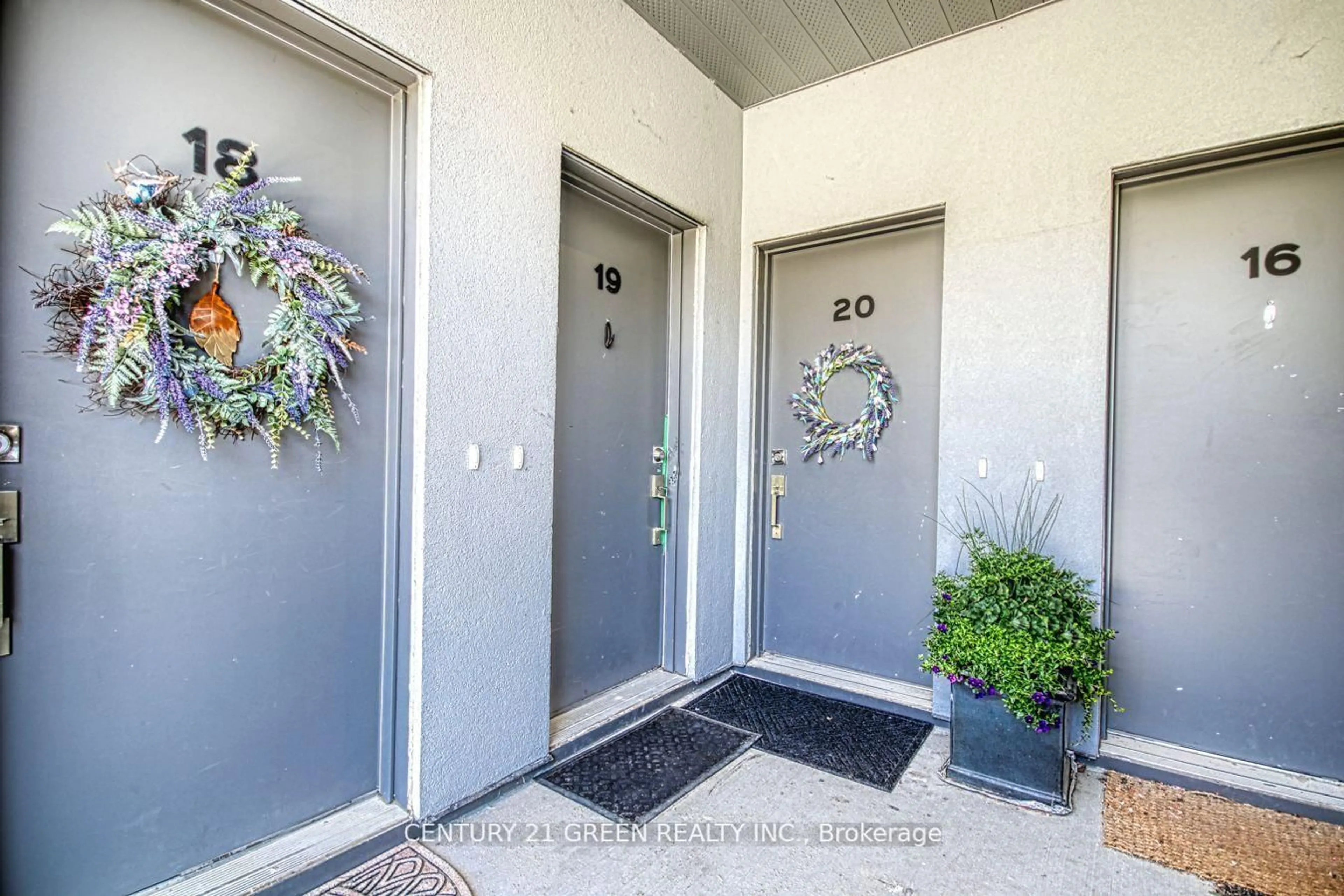 Indoor entryway for 680 Atwater Ave #19, Mississauga Ontario L5G 0B6