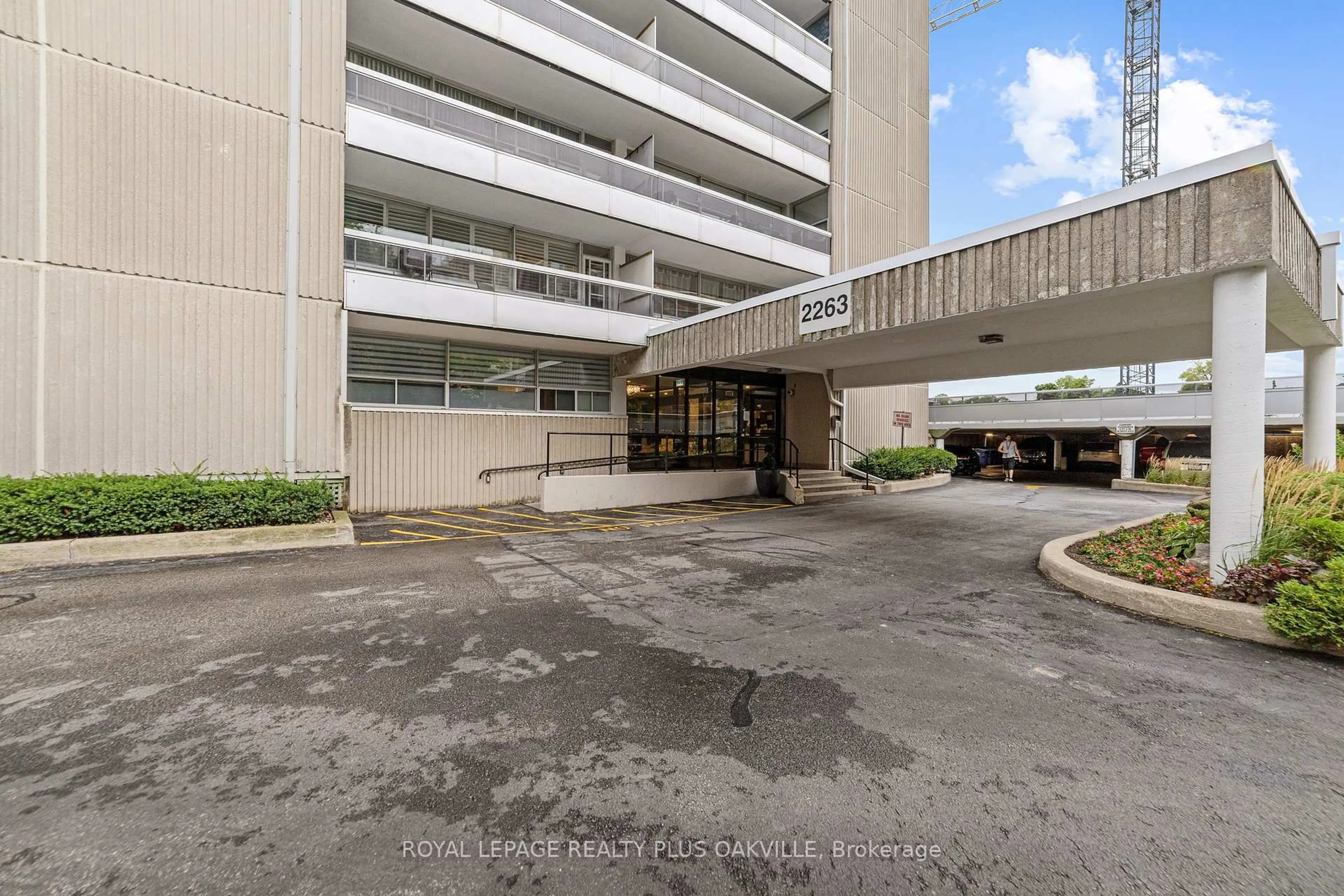 Indoor foyer for 2263 Marine Dr #508, Oakville Ontario L6L 5K1