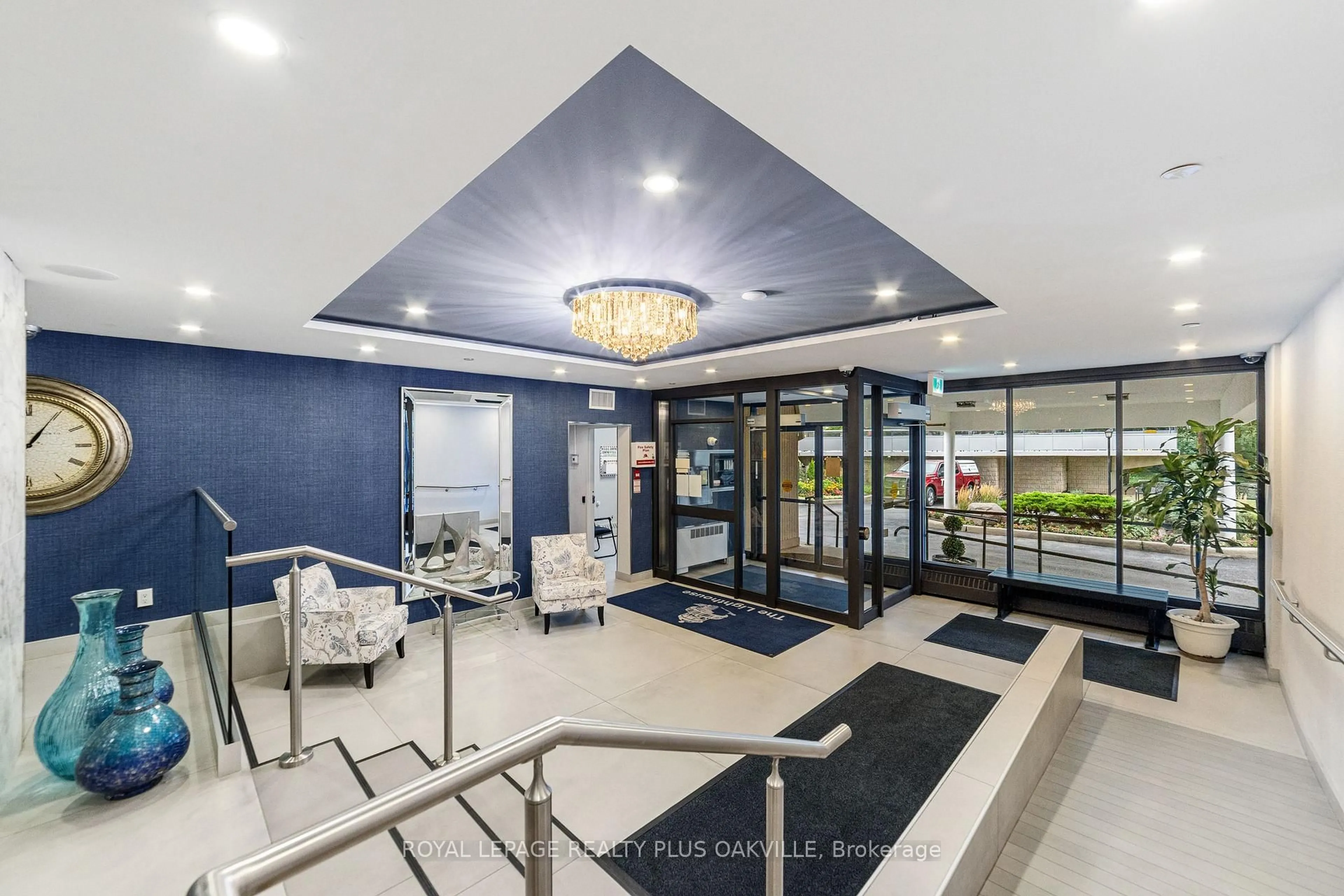 Indoor foyer for 2263 Marine Dr #508, Oakville Ontario L6L 5K1