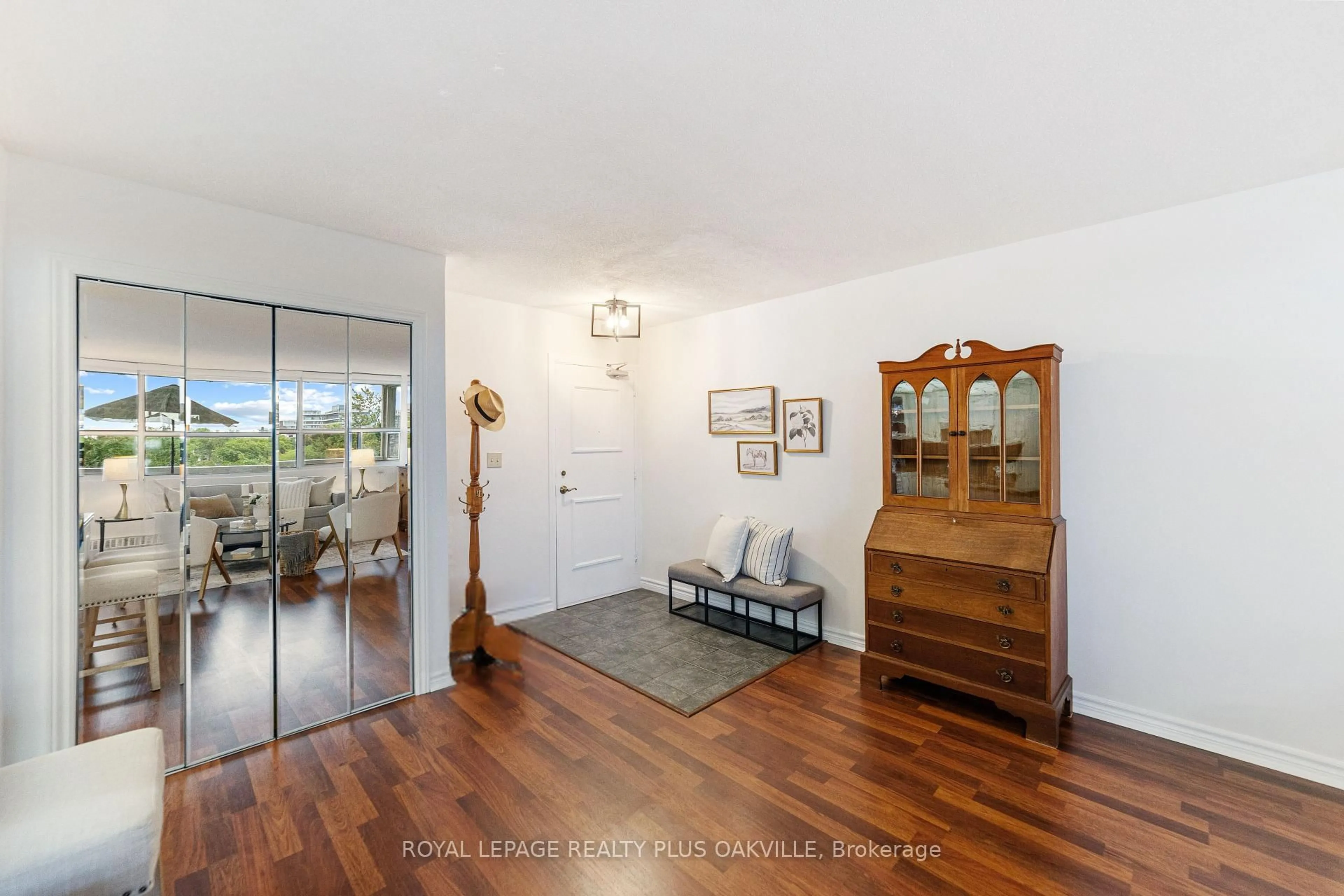 Indoor entryway for 2263 Marine Dr #508, Oakville Ontario L6L 5K1