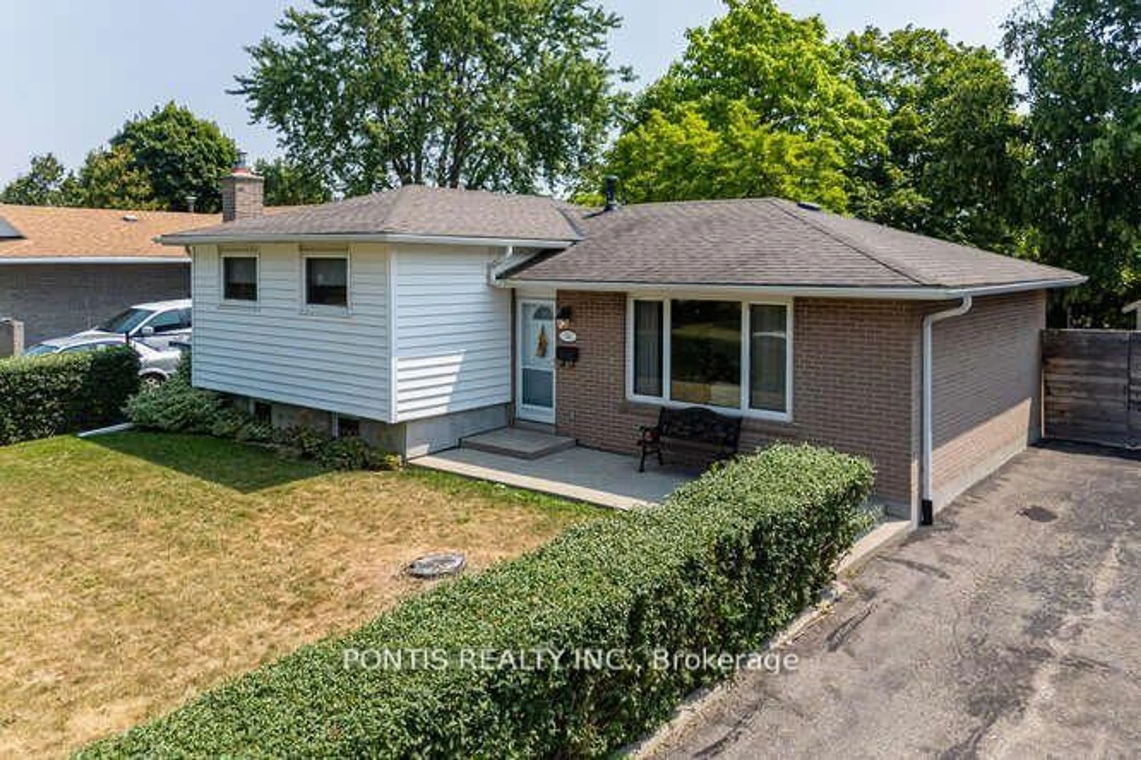 A pic from outside/outdoor area/front of a property/back of a property/a pic from drone, street for 140 FOLKSTONE Cres, Brampton Ontario L6T 3M5