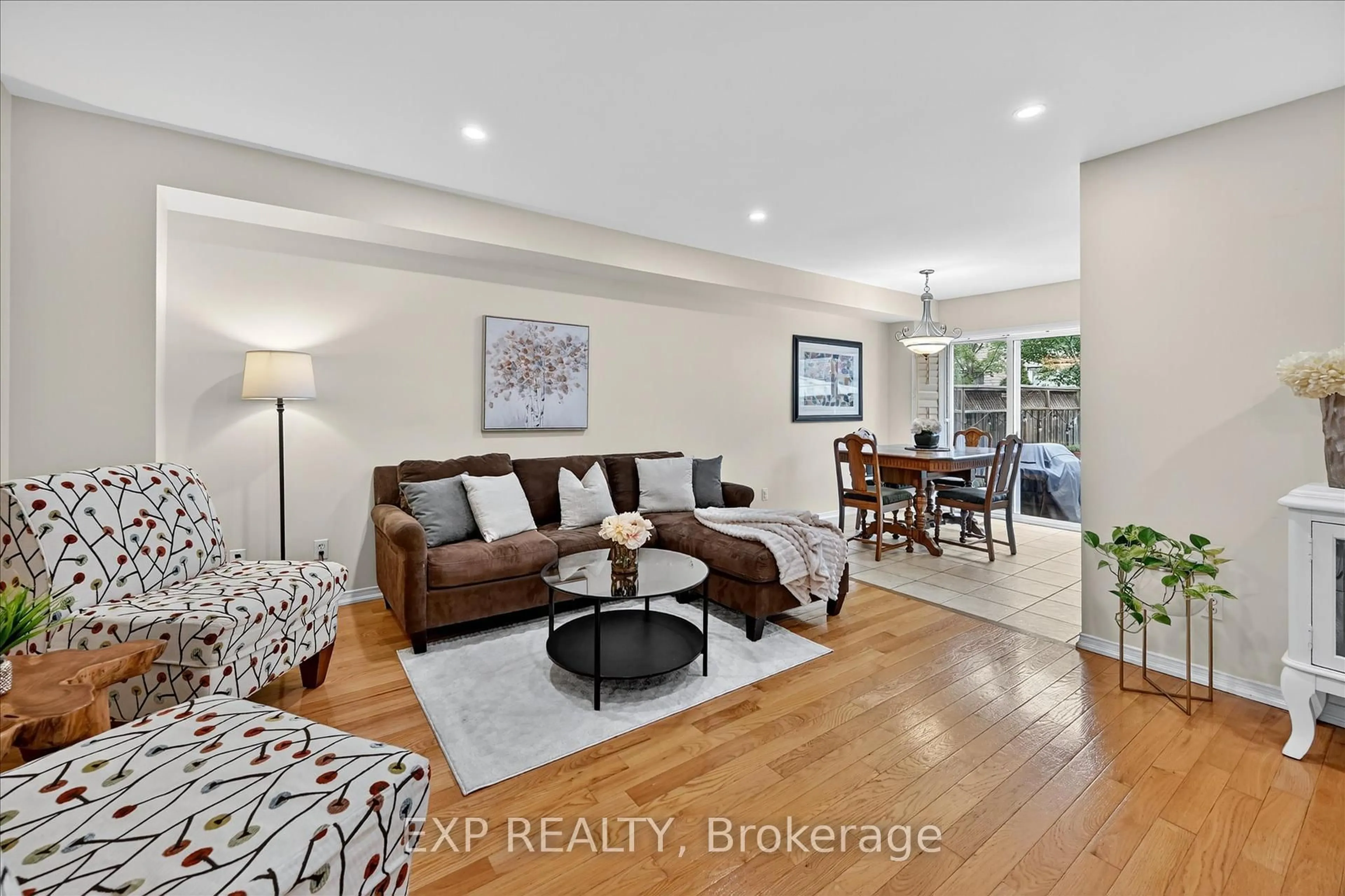 Living room with furniture, unknown for 1551 Reeves Gate #33, Oakville Ontario L6M 5C5