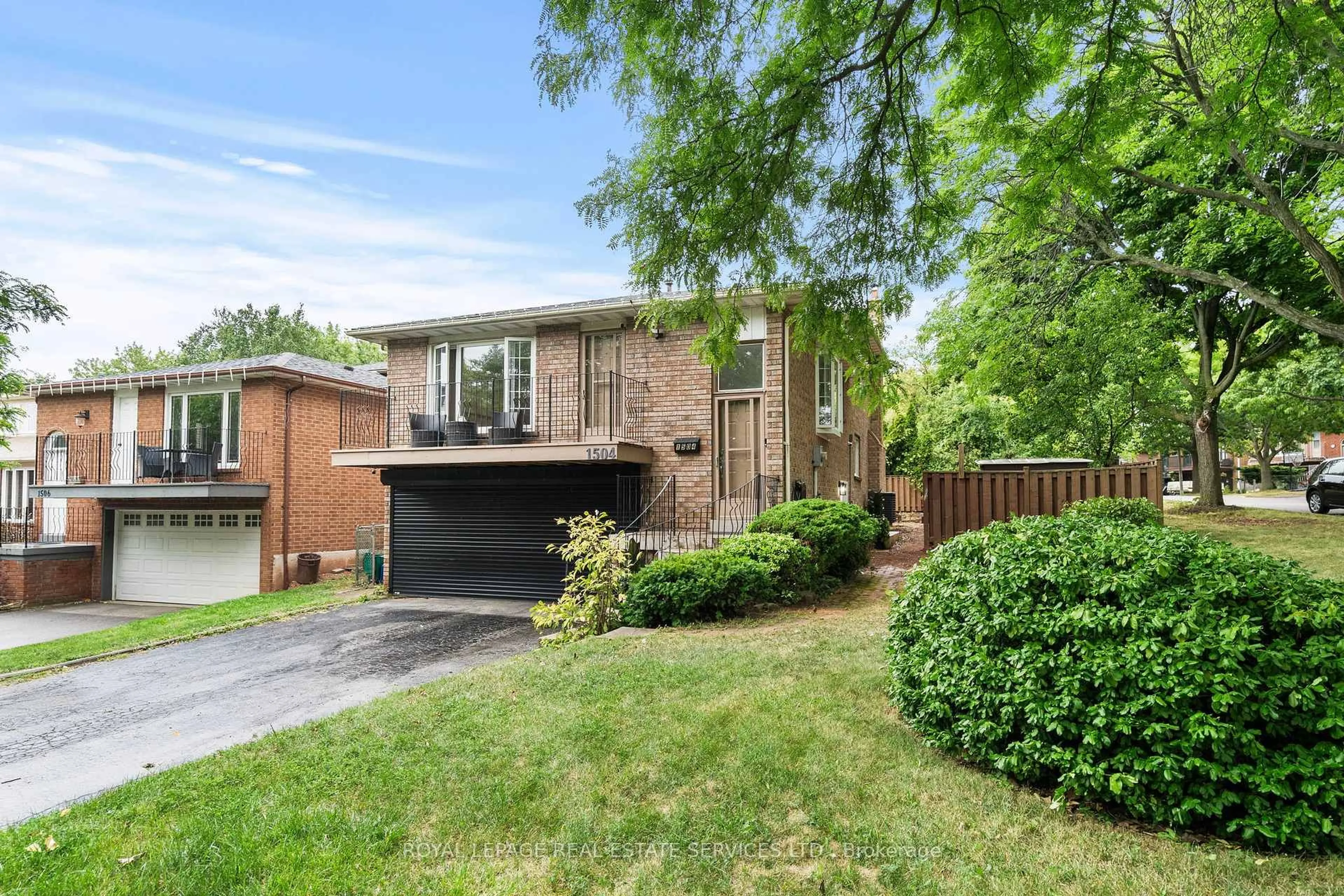 Home with brick exterior material, street for 1504 Kenilworth Cres, Oakville Ontario L6H 3G1