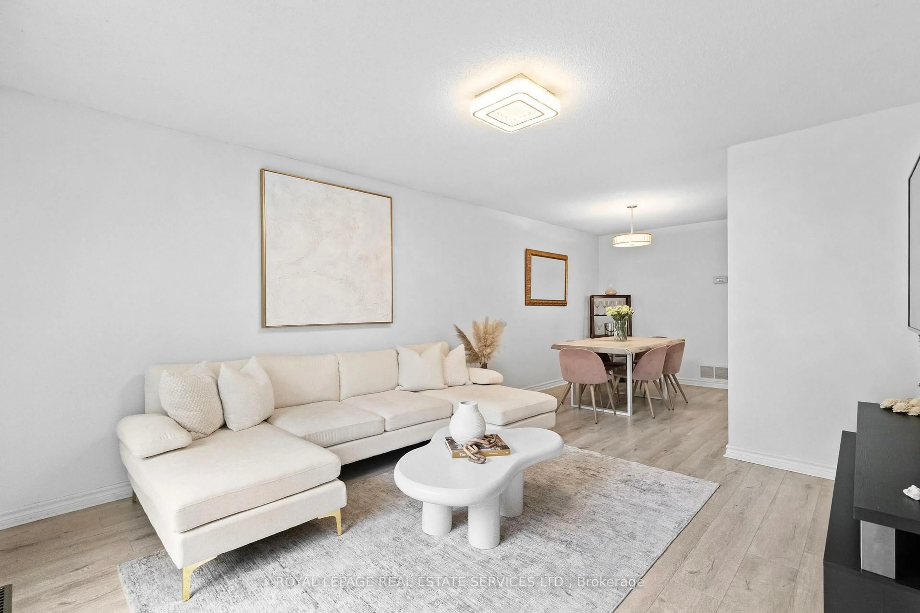 Living room with furniture, unknown for 1504 Kenilworth Cres, Oakville Ontario L6H 3G1