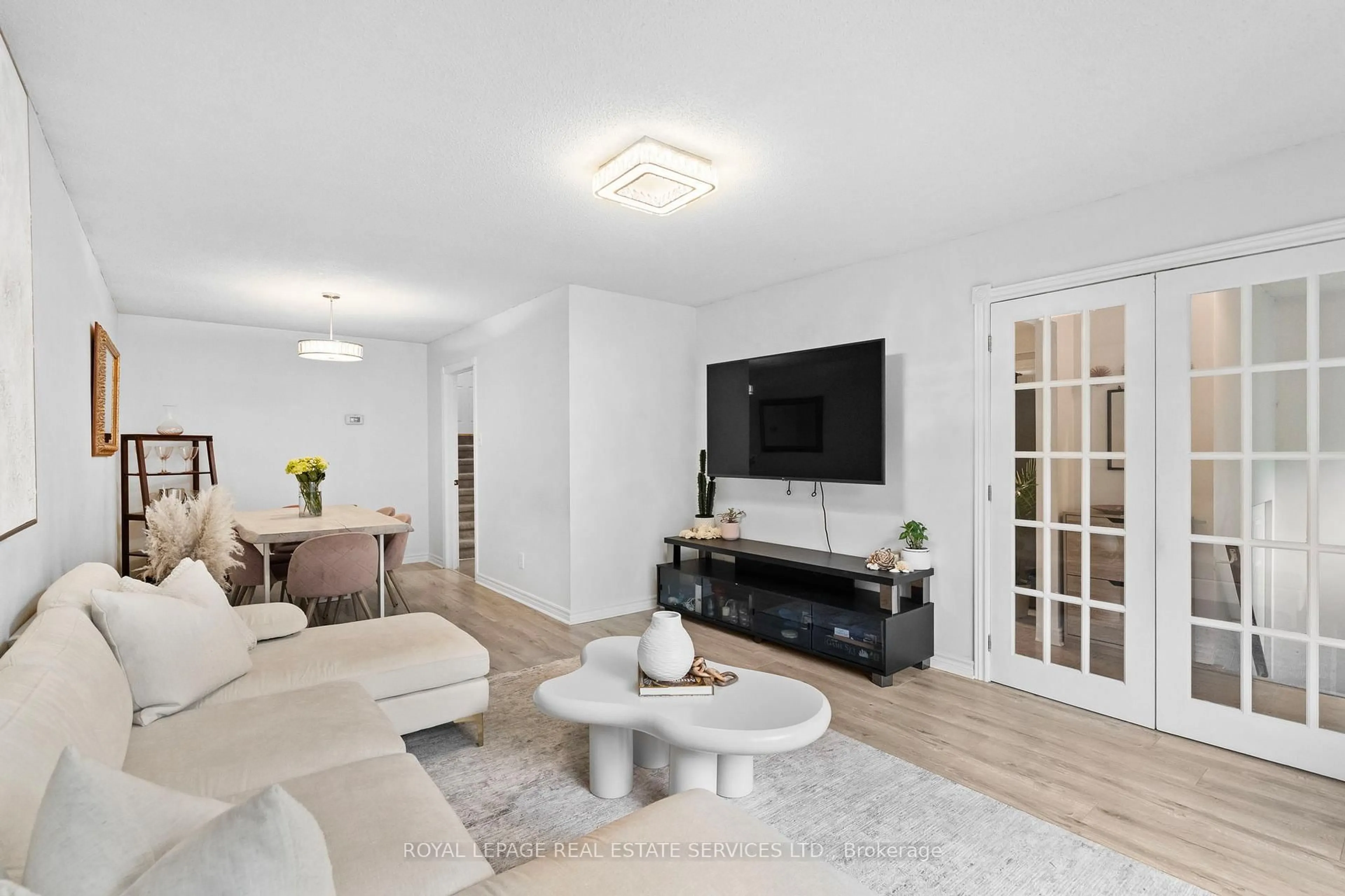 Living room with furniture, unknown for 1504 Kenilworth Cres, Oakville Ontario L6H 3G1