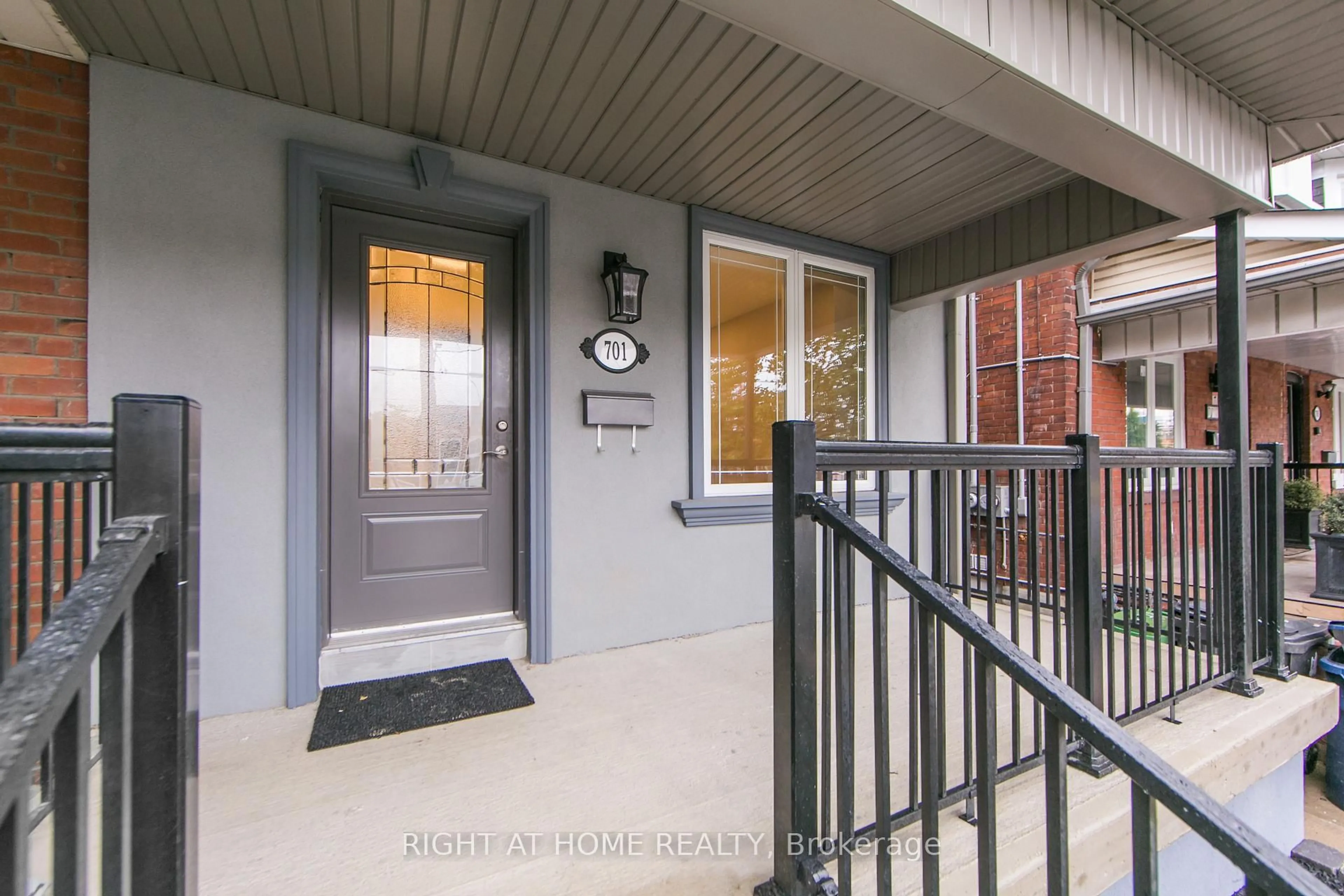 Indoor entryway for 701 Dupont St, Toronto Ontario M6G 1Z5