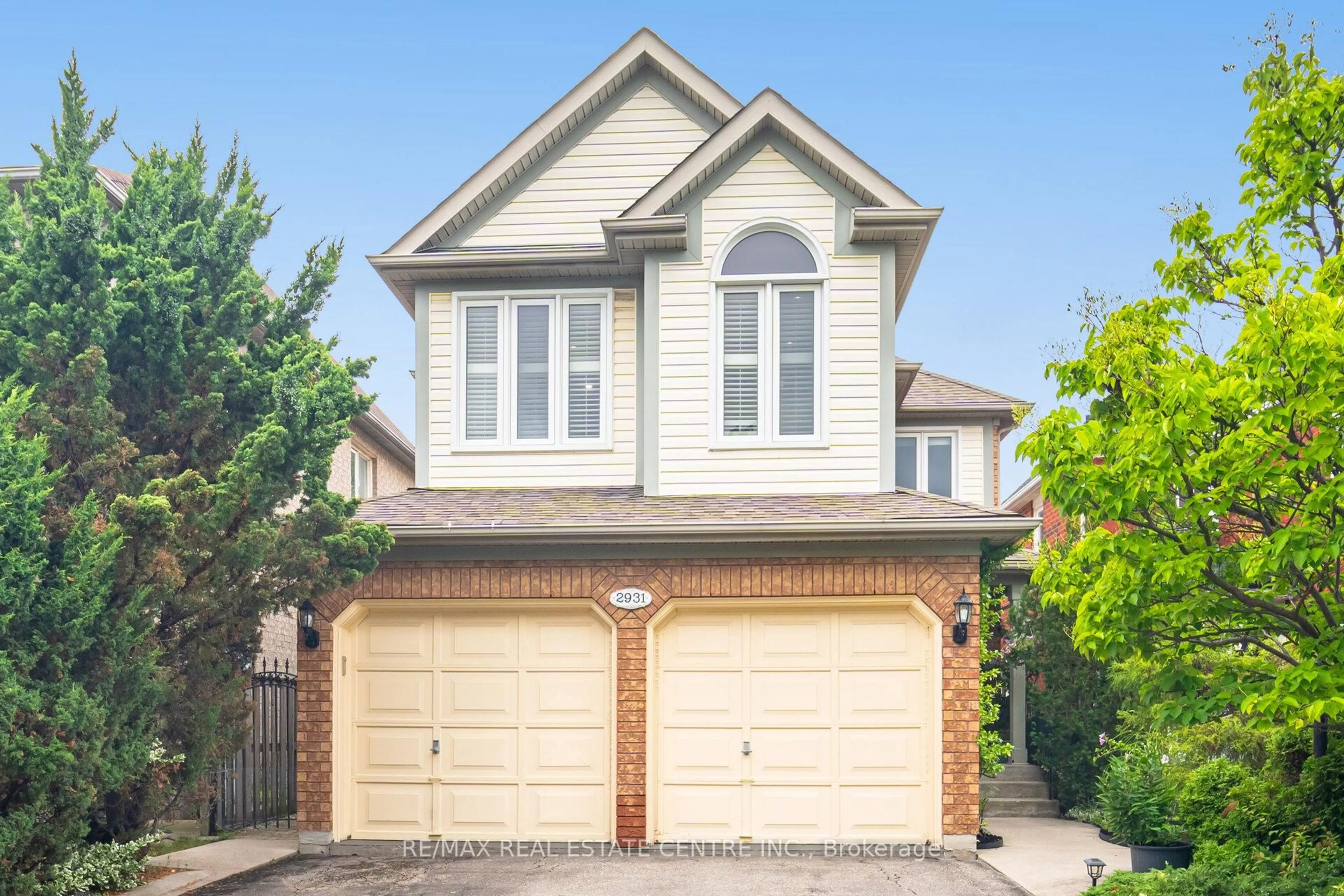 Home with vinyl exterior material, street for 2931 Gardenview Cres, Mississauga Ontario L5M 5T3