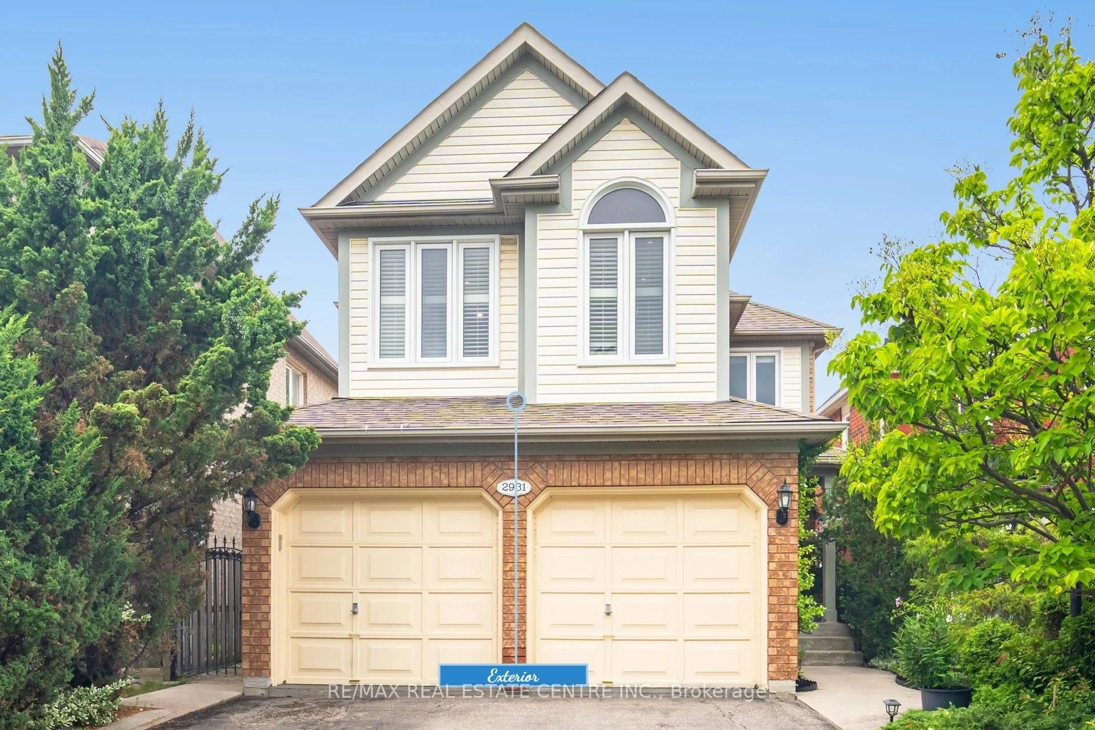 Home with vinyl exterior material, street for 2931 Gardenview Cres, Mississauga Ontario L5M 5T3
