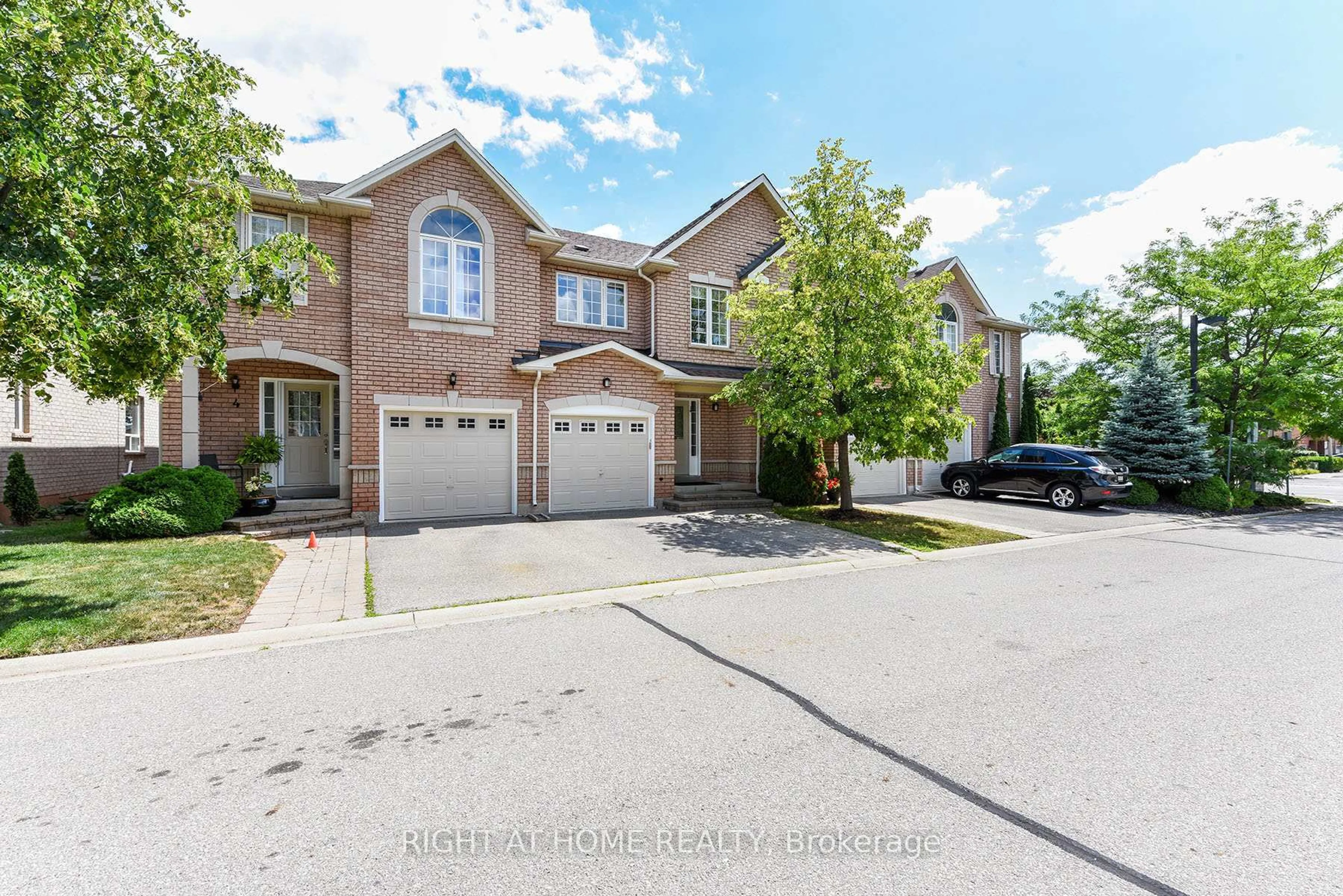 A pic from outside/outdoor area/front of a property/back of a property/a pic from drone, street for 1551 Reeves Gate #3, Oakville Ontario L6M 5C5