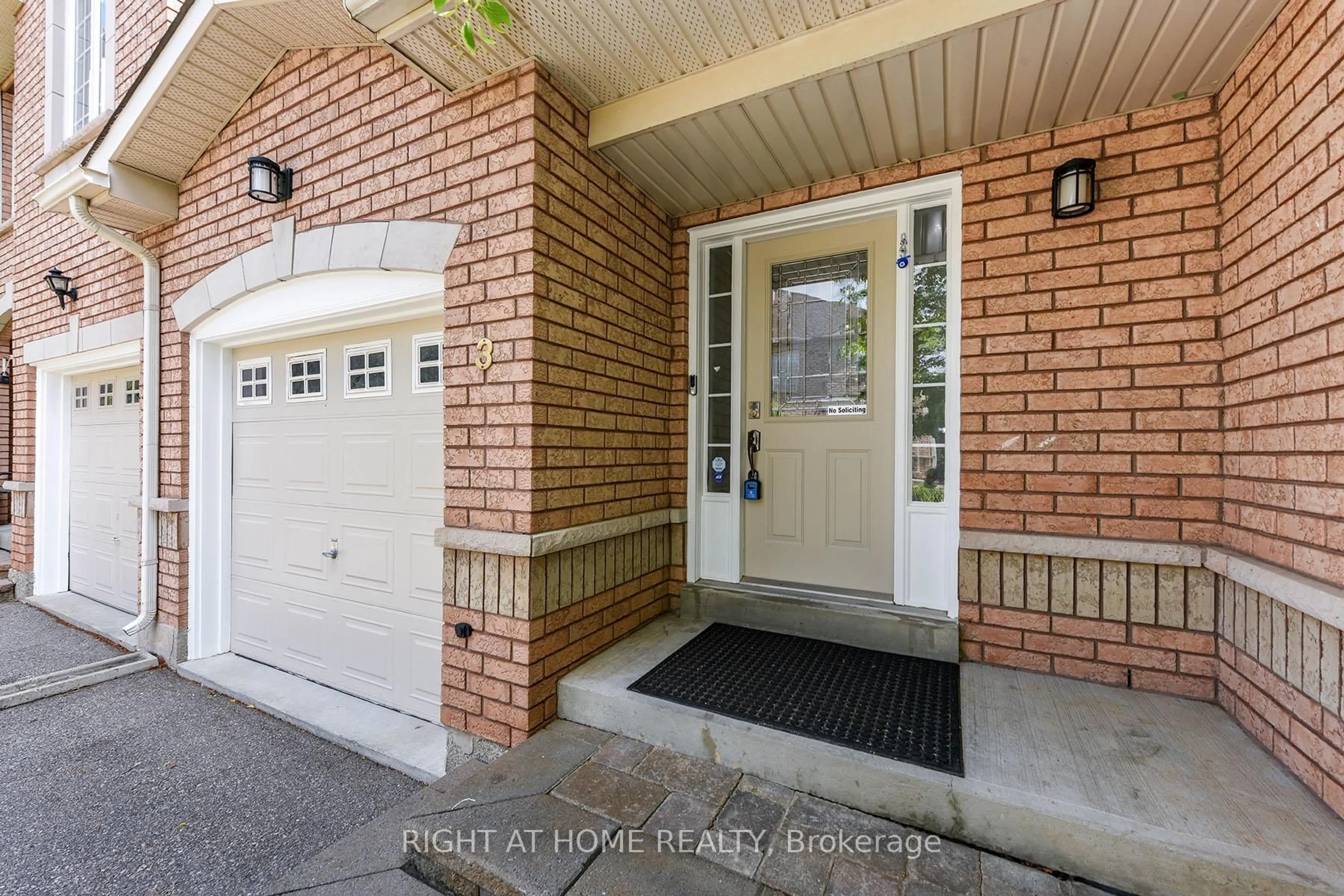 Indoor entryway for 1551 Reeves Gate #3, Oakville Ontario L6M 5C5