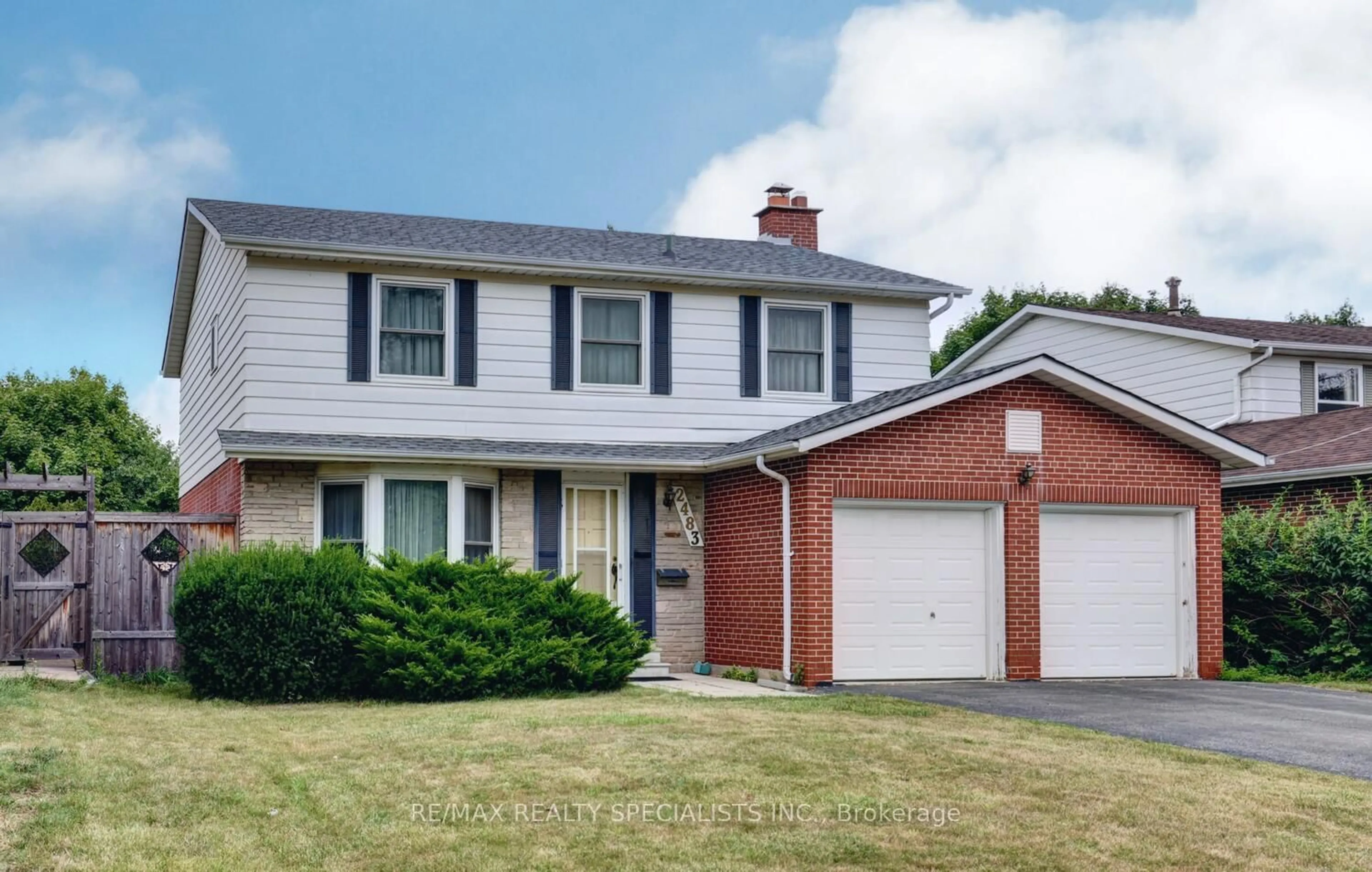 Home with vinyl exterior material, street for 2483 Frankfield Rd, Mississauga Ontario L5K 2A5