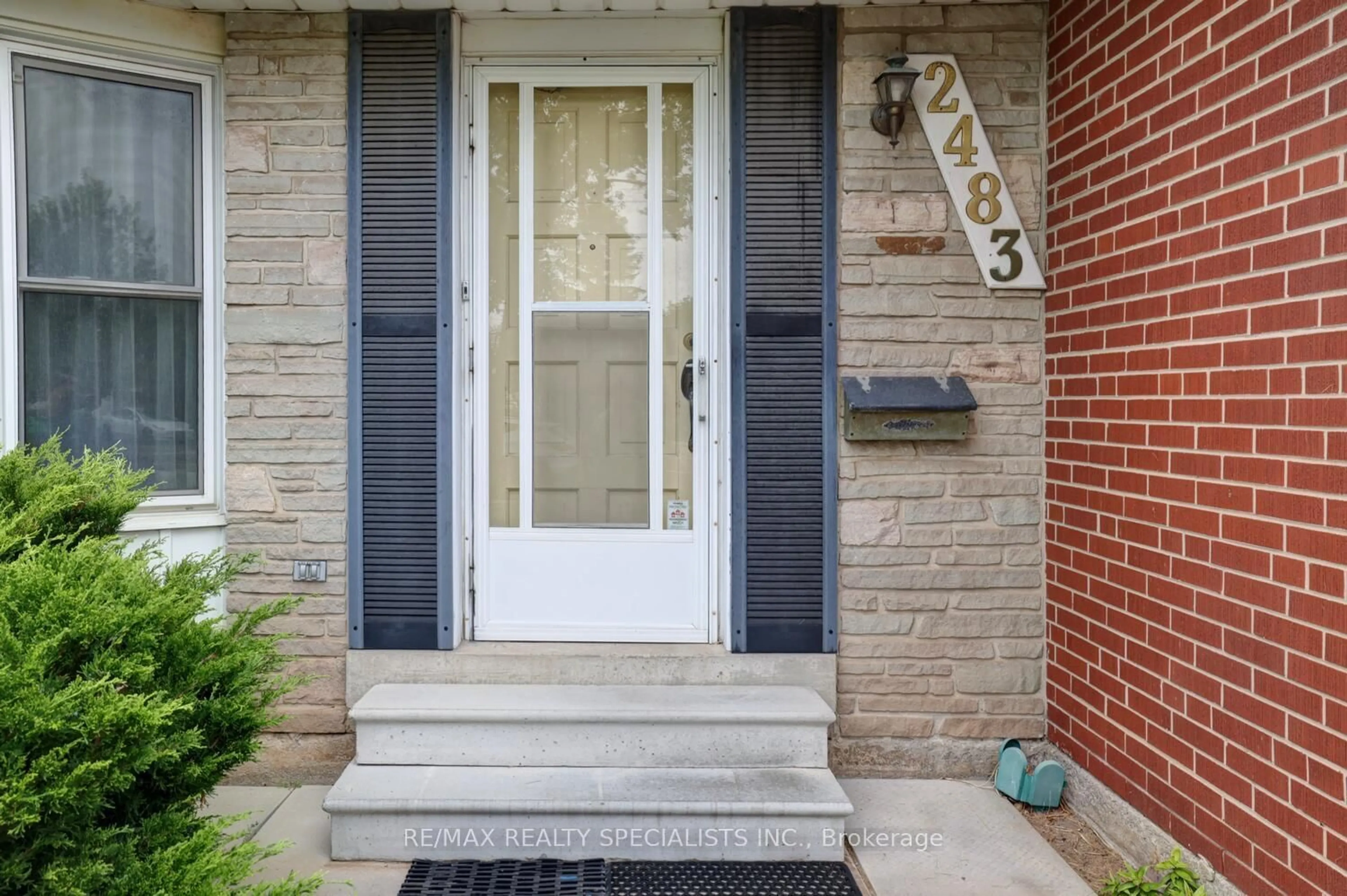 Indoor entryway for 2483 Frankfield Rd, Mississauga Ontario L5K 2A5