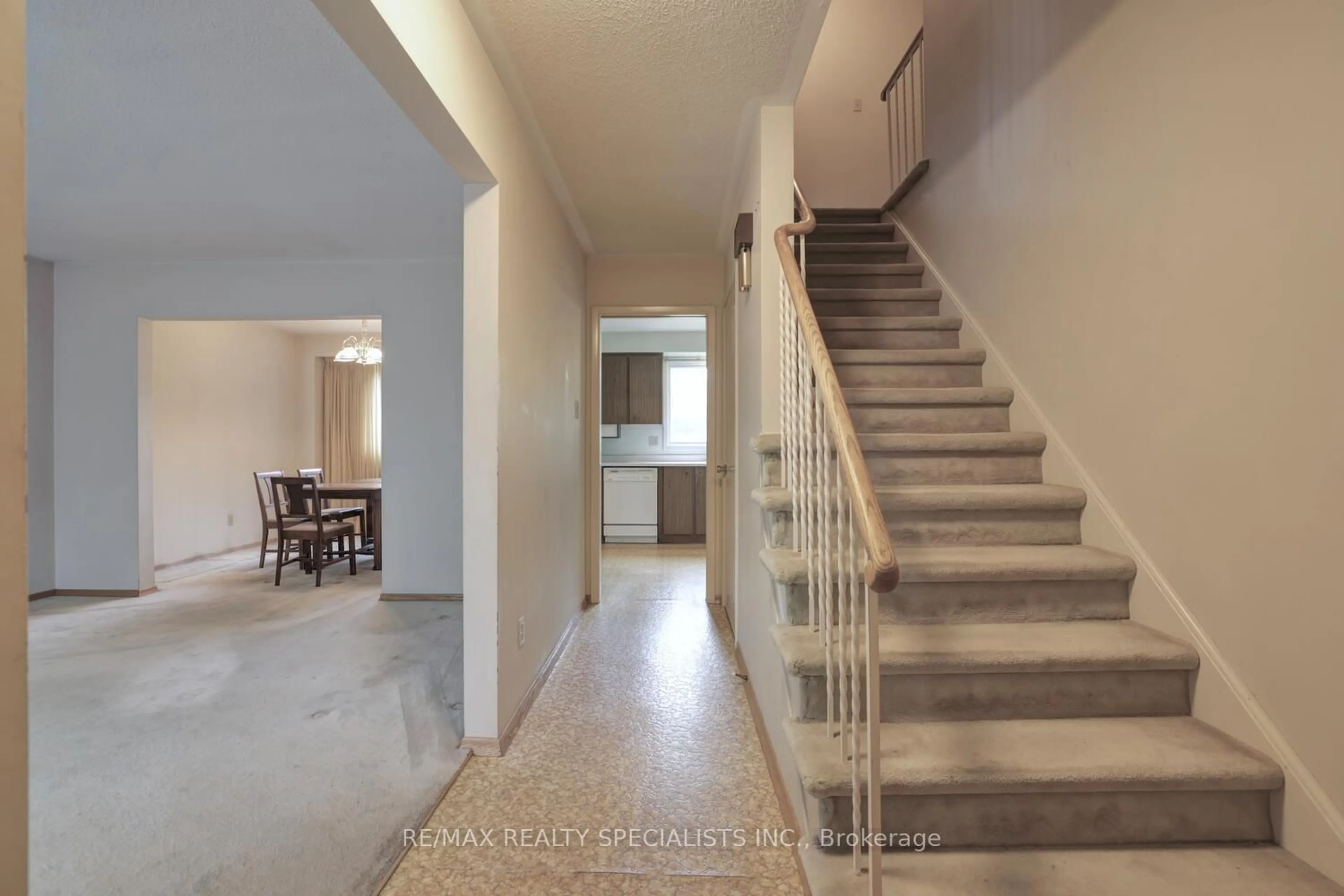Indoor foyer for 2483 Frankfield Rd, Mississauga Ontario L5K 2A5